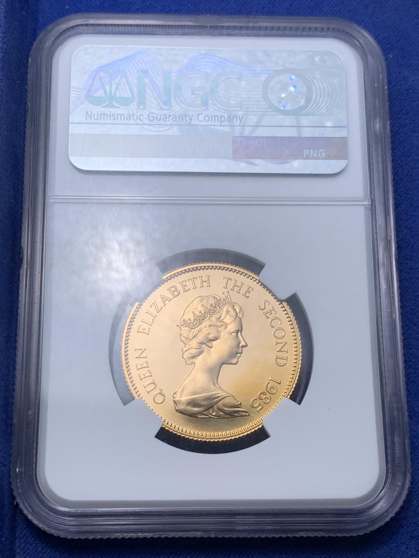 《竞宝斋》第296场- 周日，周一  2场连拍 （全场包邮） NGC PF68 ultra cameo 香港 1985年  1000元 金牛大金币 15.97克，发行量4万枚，汉字和英文的香港，中西结合，伊丽莎白二世年轻貌美，牛币就是牛皮哄哄牛气冲天