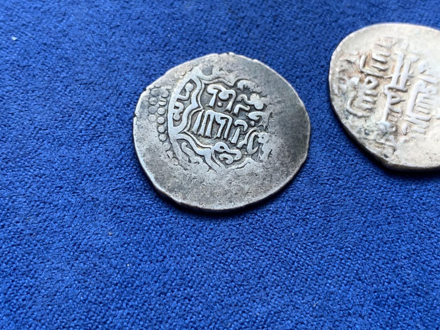 《竞宝斋》第296场- 周日，周一  2场连拍 （全场包邮） 2枚一组 蒙古伊尔汗国2第纳汗银币 普通的2g一枚 2第纳汗4g一枚