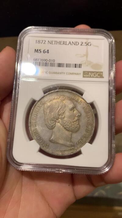 《竞宝斋》第296场- 周日，周一  2场连拍 （全场包邮） NGC MS64 1872年荷兰威廉三世2.5盾大银 稀少高分原包浆，状态非常不错。