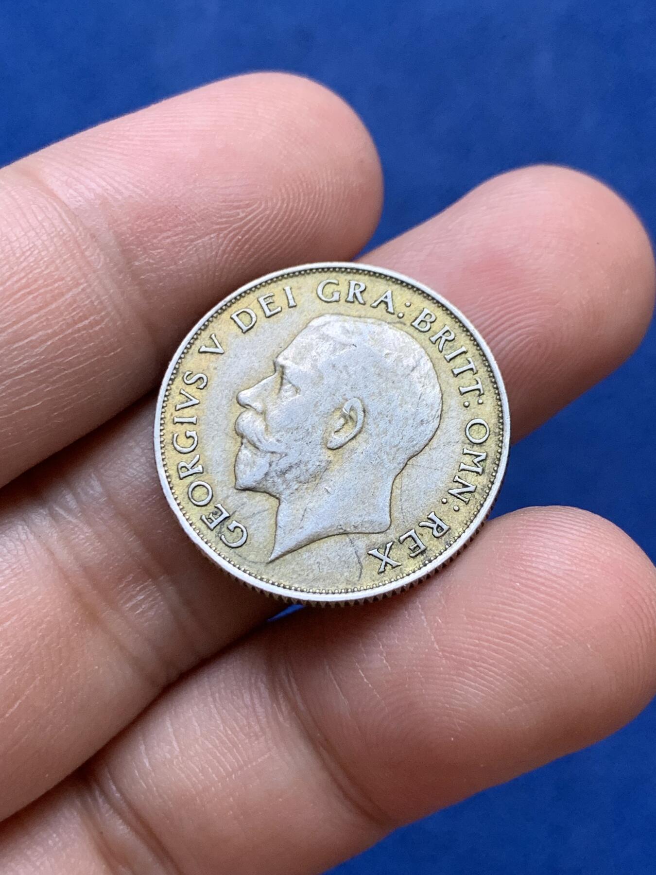 《竞宝斋》第296场- 周日，周一  2场连拍 （全场包邮） 英国 1920年 1先令 乔治五世大头版 银币 金包浆带转光