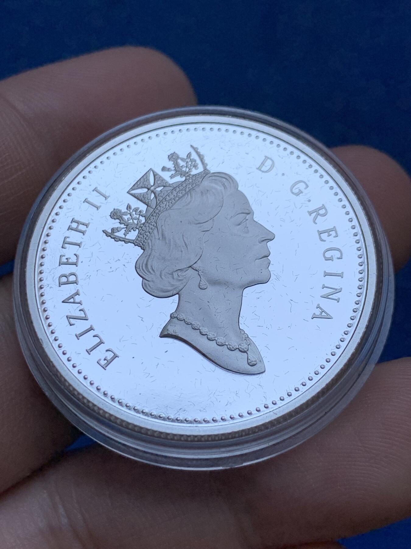 《竞宝斋》第296场- 周日，周一  2场连拍 （全场包邮） 加拿大2003年钴矿业100周年1元纪念大银币 999纯银 25.1克  盒证全 女王像币升值巨大