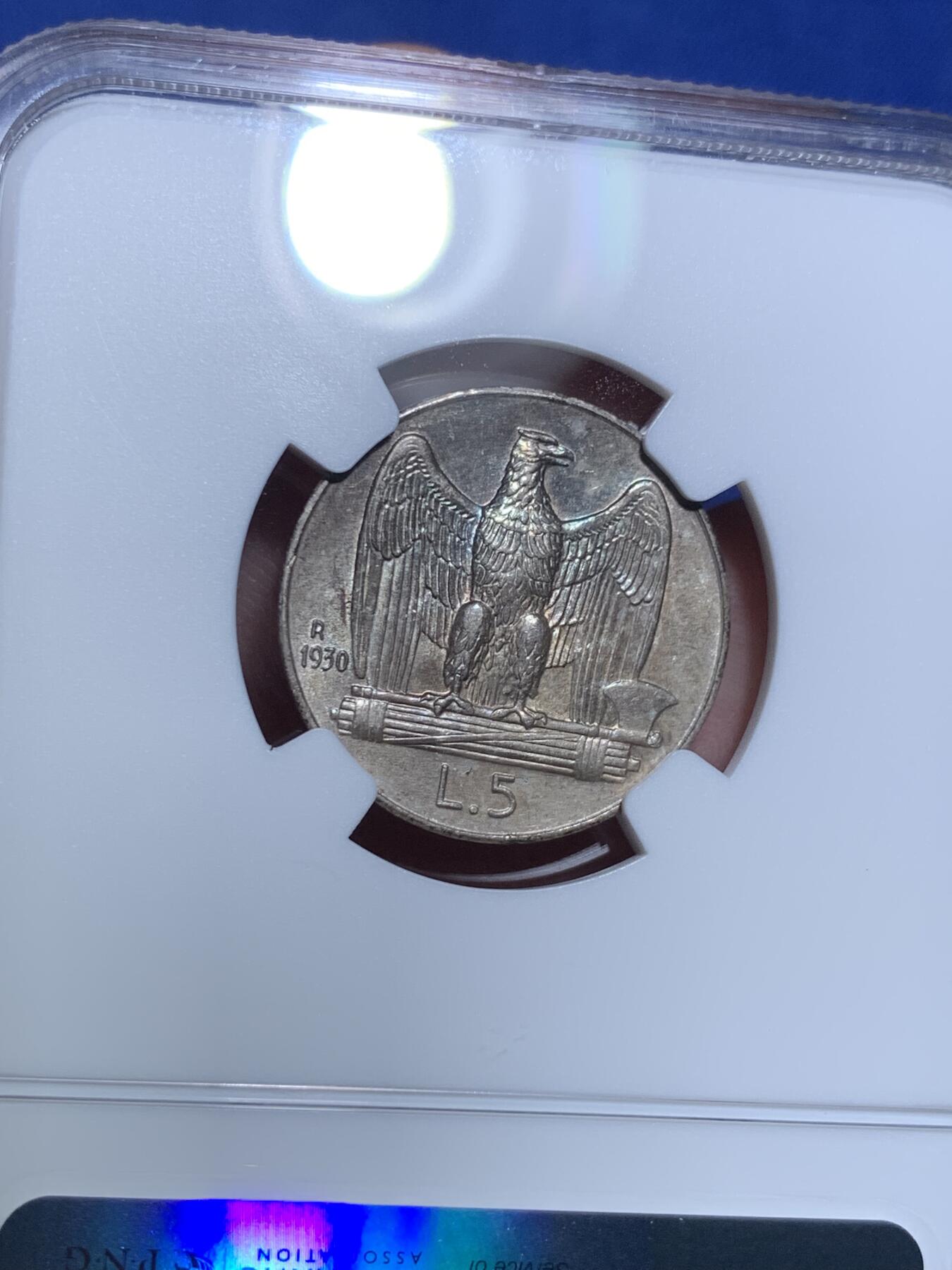 《竞宝斋》第296场- 周日，周一  2场连拍 （全场包邮） NGC MS62 意大利1930年R罗马厂5里拉银币 经典设计，打制深峻，靛蓝色彩包浆