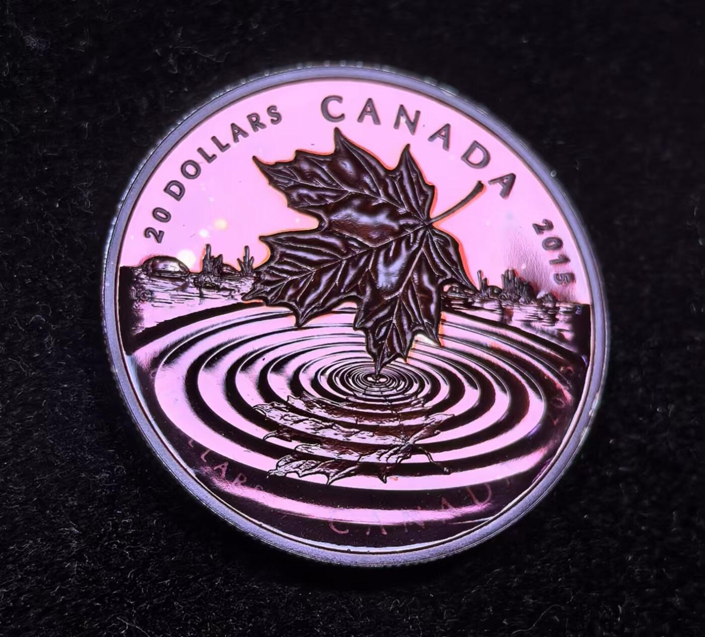 北京马甸外国币专卖微拍第124期，外国金银币专场，陆续上新，欢迎关注  加拿大2015年湖中的枫叶倒影 精制1盎司纪念银币，盒证齐全，