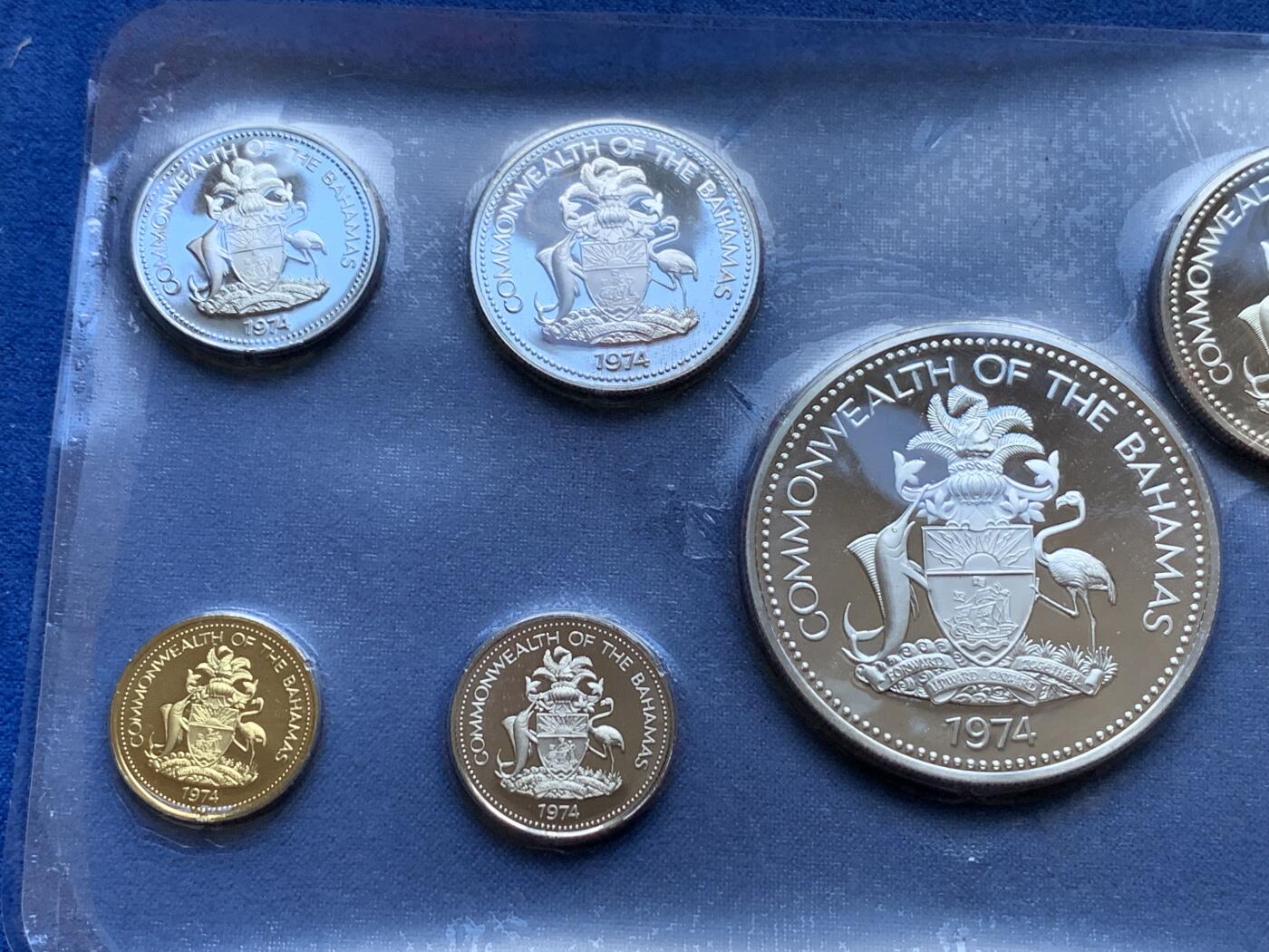 《竞宝斋》第296场- 周日，周一  2场连拍 （全场包邮） 巴哈马1974年精制套币，原盒证，国徽版。含50分、1、2、5元四枚银币，共含纯银90克