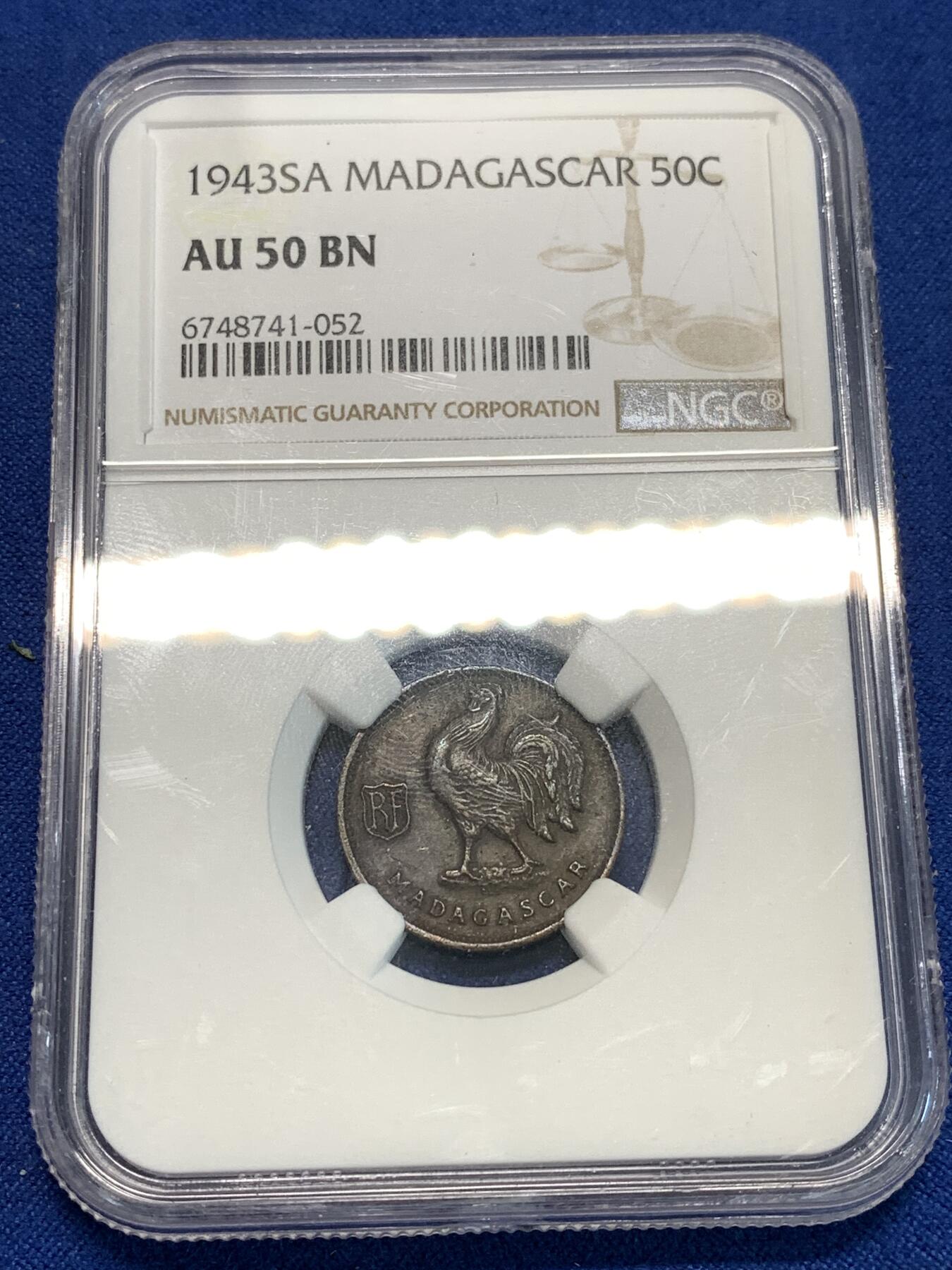 《竞宝斋》第296场- 周日，周一  2场连拍 （全场包邮） NGC AU50BN 自由法国1943年殖民地马达加斯加50分高卢雄鸡二战期间广泛流通 欧洲包浆高性价比之选 MS售价高