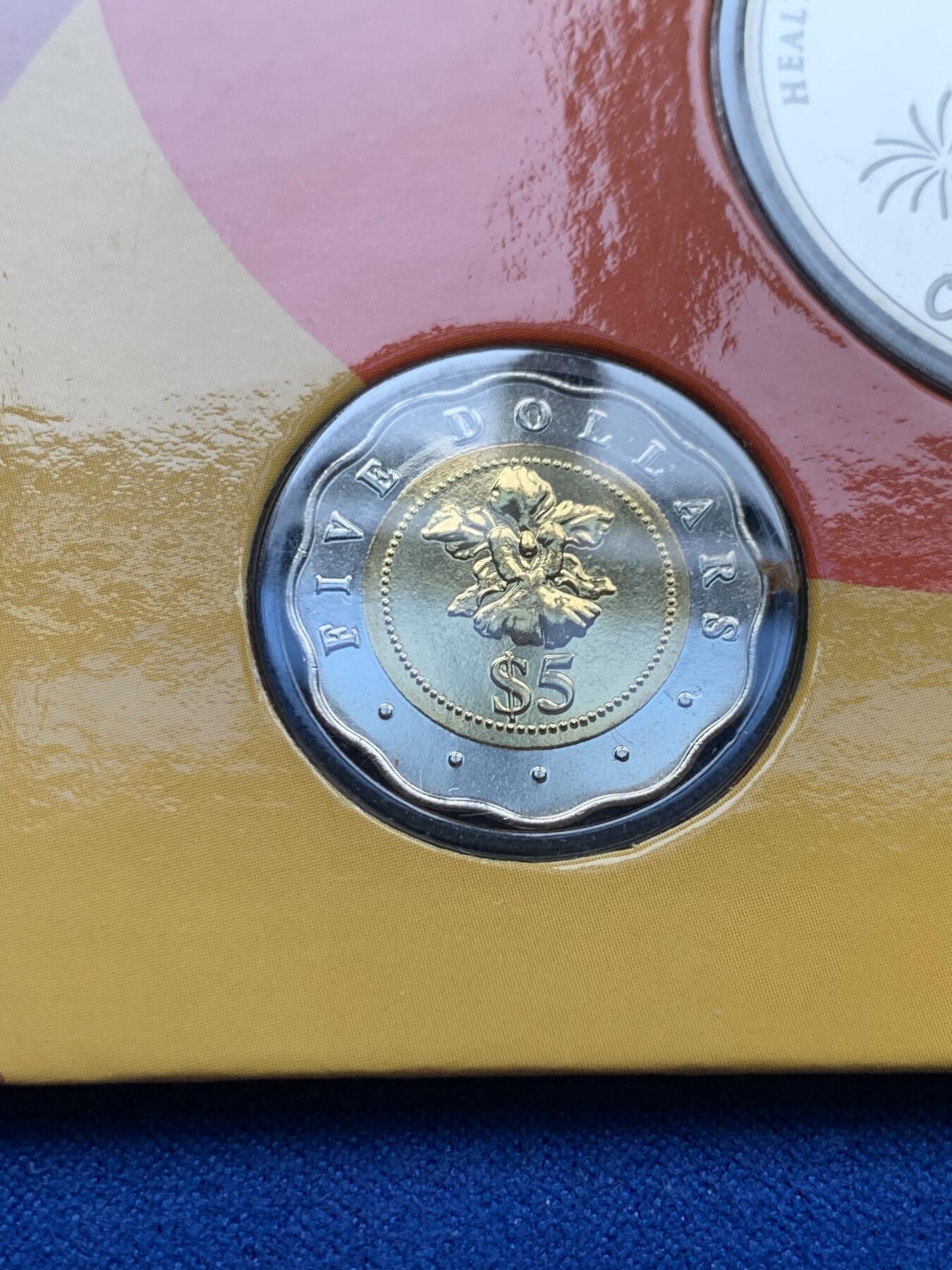 《竞宝斋》第296场- 周日，周一  2场连拍 （全场包邮） 新加坡 2014 双色币+章 卡册