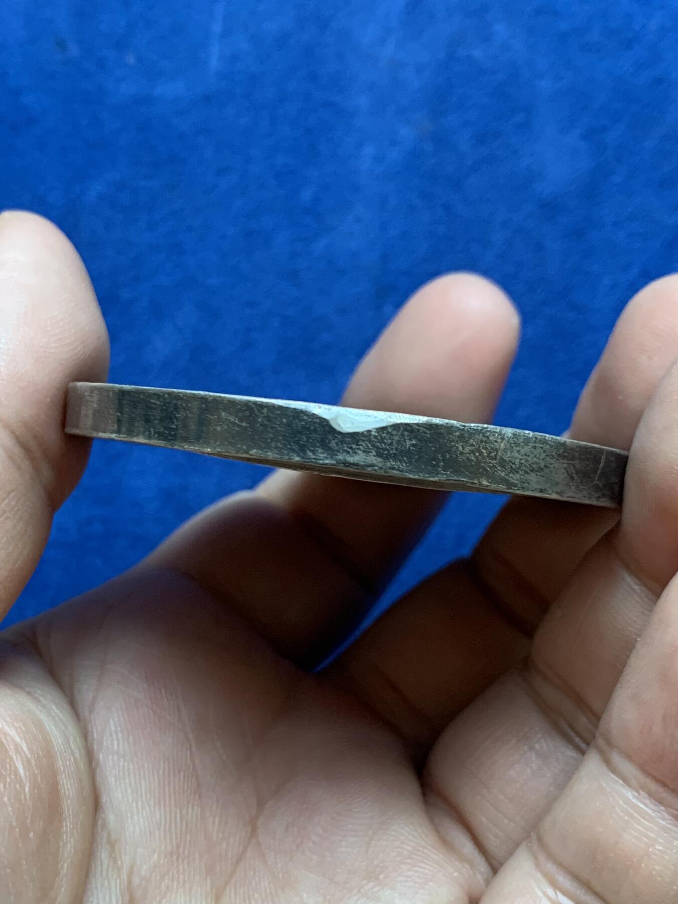 《竞宝斋》第296场- 周日，周一  2场连拍 （全场包邮） 意大利1867年米兰中心广场及米兰大教堂纪念章，白色金属材质，少见，高浮雕，细节栩栩如生。世界五大天主教堂之一，56mm大尺寸 75克