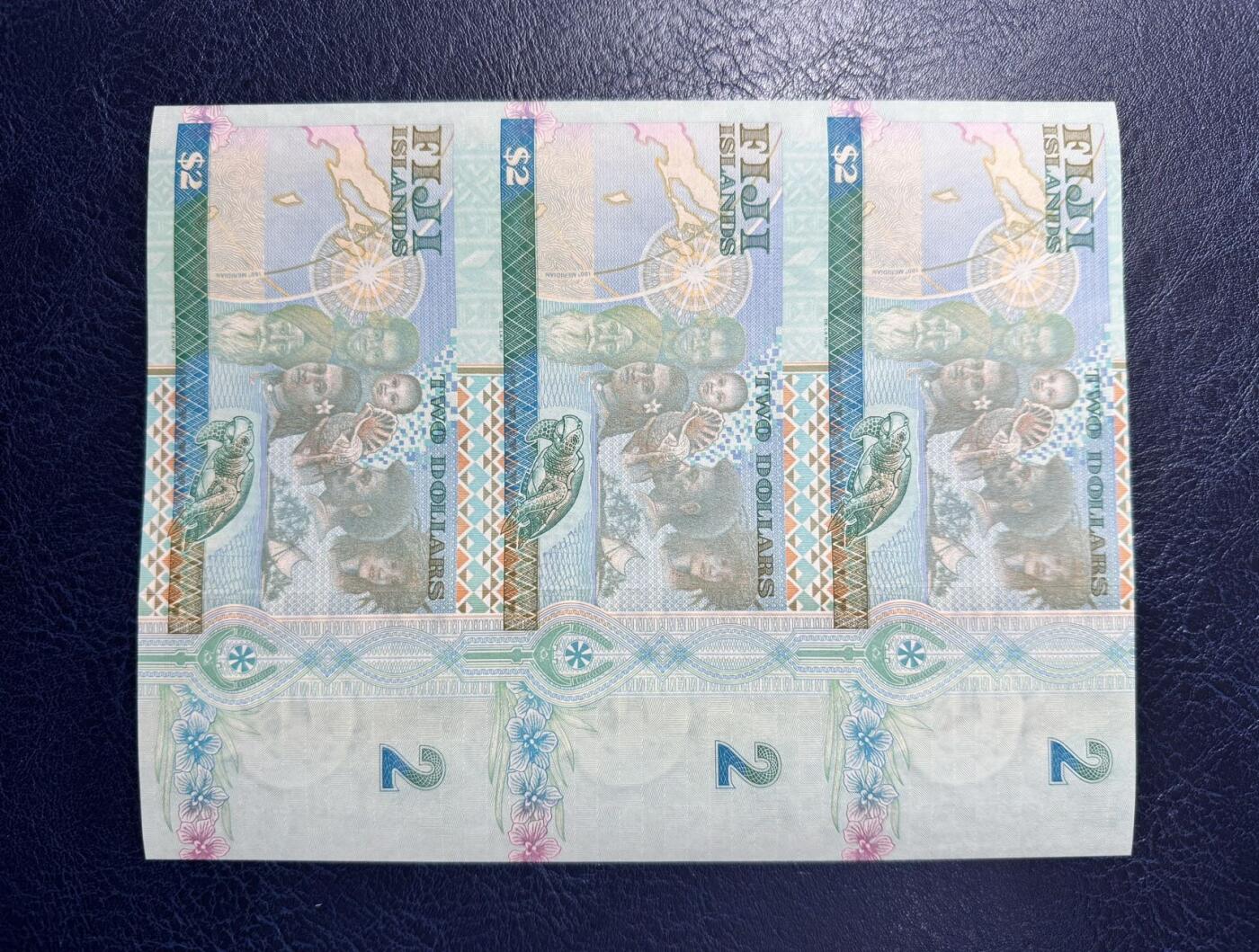 收藏联盟Quantum Auction 第367期拍卖  斐济2000年2元千禧年纪念三连体 品相UNC 剪裁原因自然要弯曲