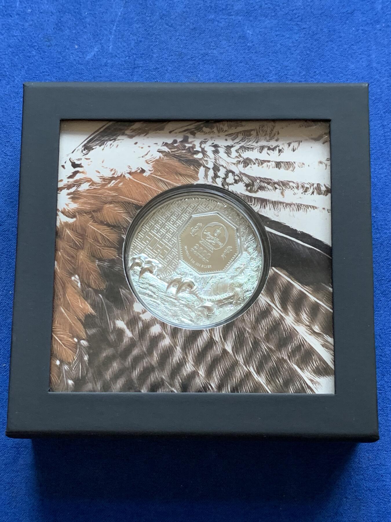 《竞宝斋》第296场- 周日，周一  2场连拍 （全场包邮） 蒙古2023年野生动物系列猎鹰2000图格里克（3盎司版本，双面超高浮雕工艺，限量999枚） 盒证齐全 精制币 3盎司 999银 45mm