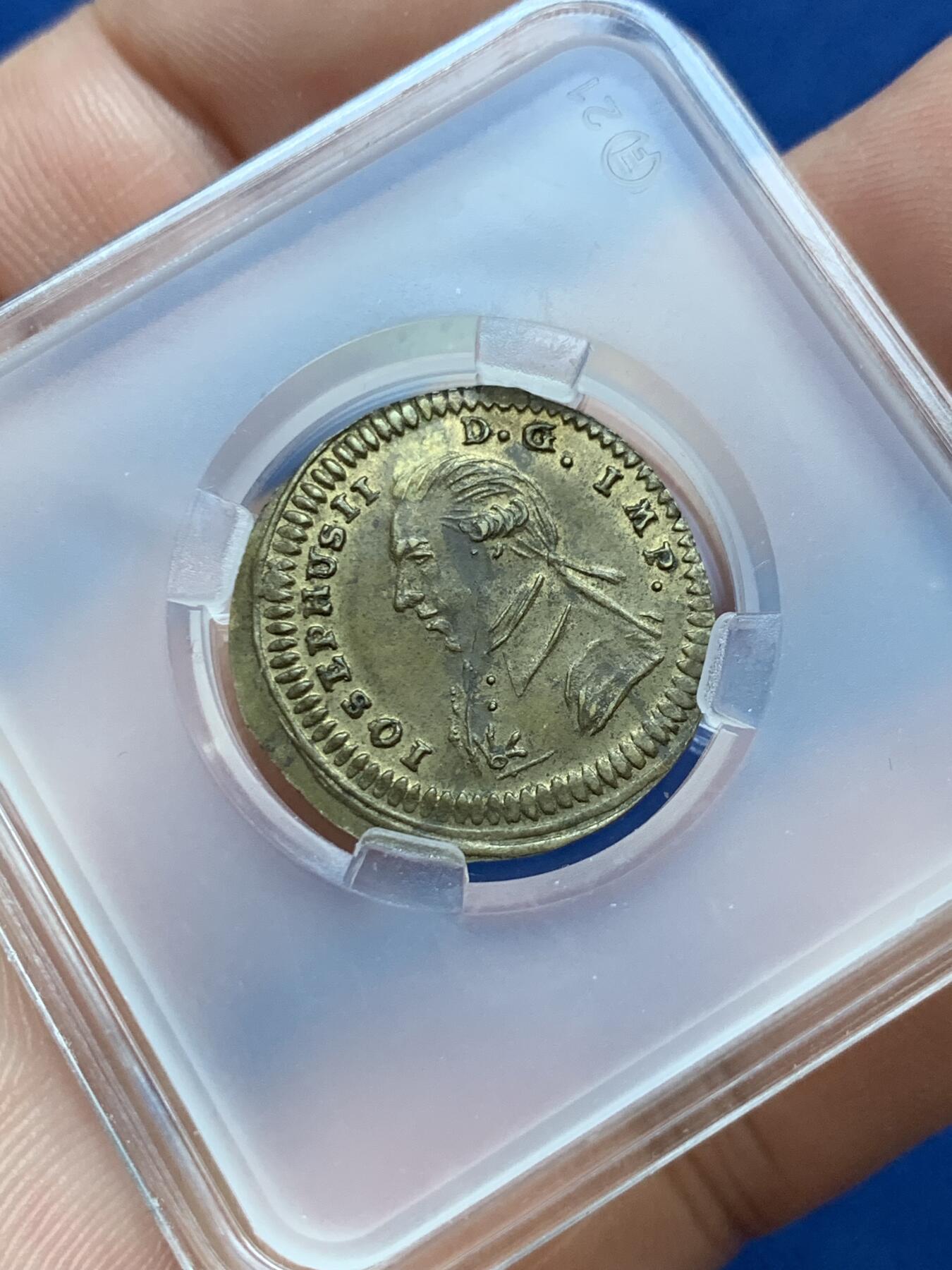 《竞宝斋》第296场- 周日，周一  2场连拍 （全场包邮） 神圣罗马帝国纽伦堡1783年代币，正面是神圣罗马皇帝约瑟夫二世半身像，背面是经典的王权宝球，由三个三角和三个半圆环绕。背面的铭文ANFANG BEDENCK DAS ENDT意为：在开始时想到最后