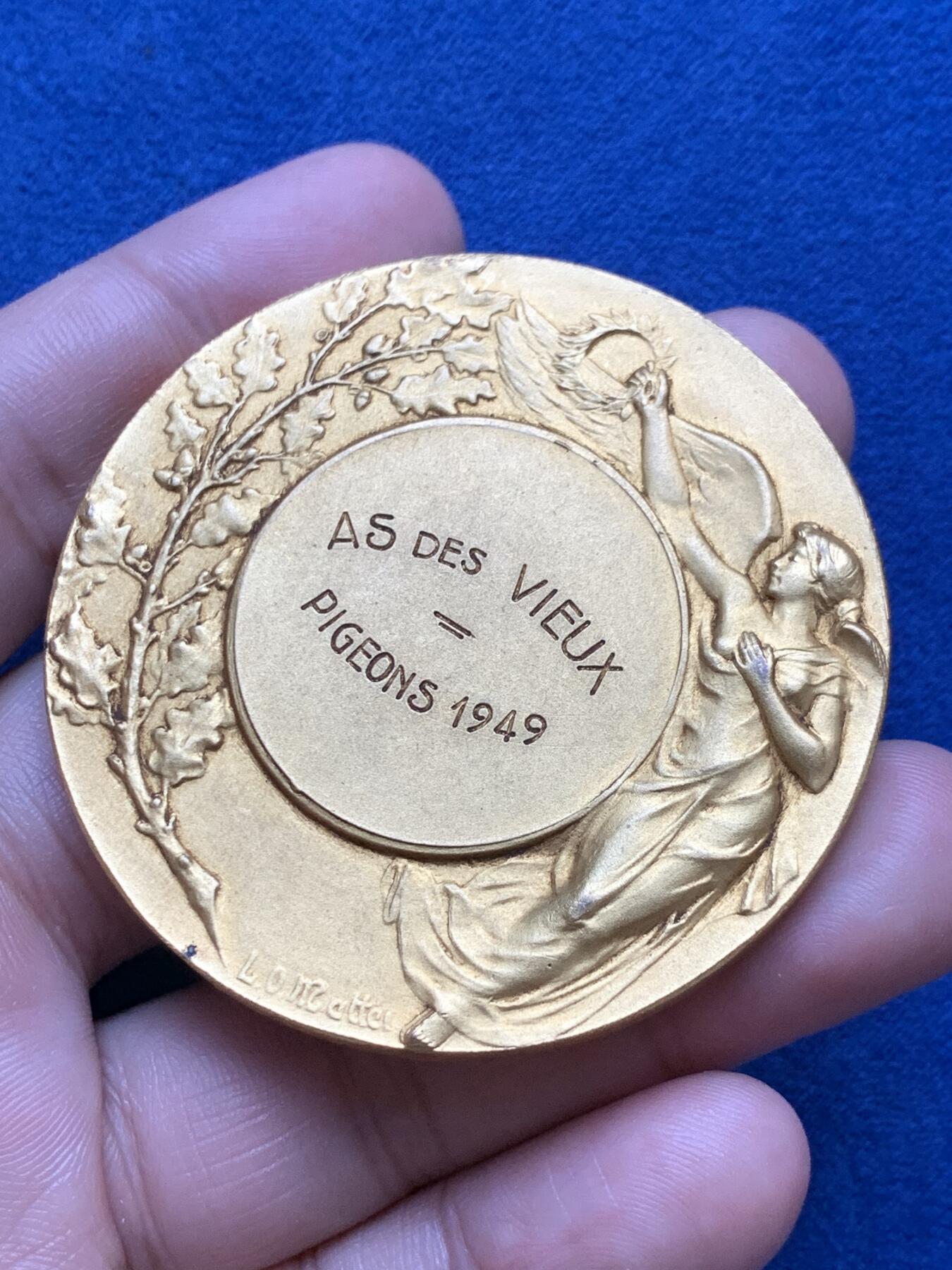 《竞宝斋》第296场- 周日，周一  2场连拍 （全场包邮） 女神 信鸽 纪念章 70.6克 55.7mm  METAL边铭