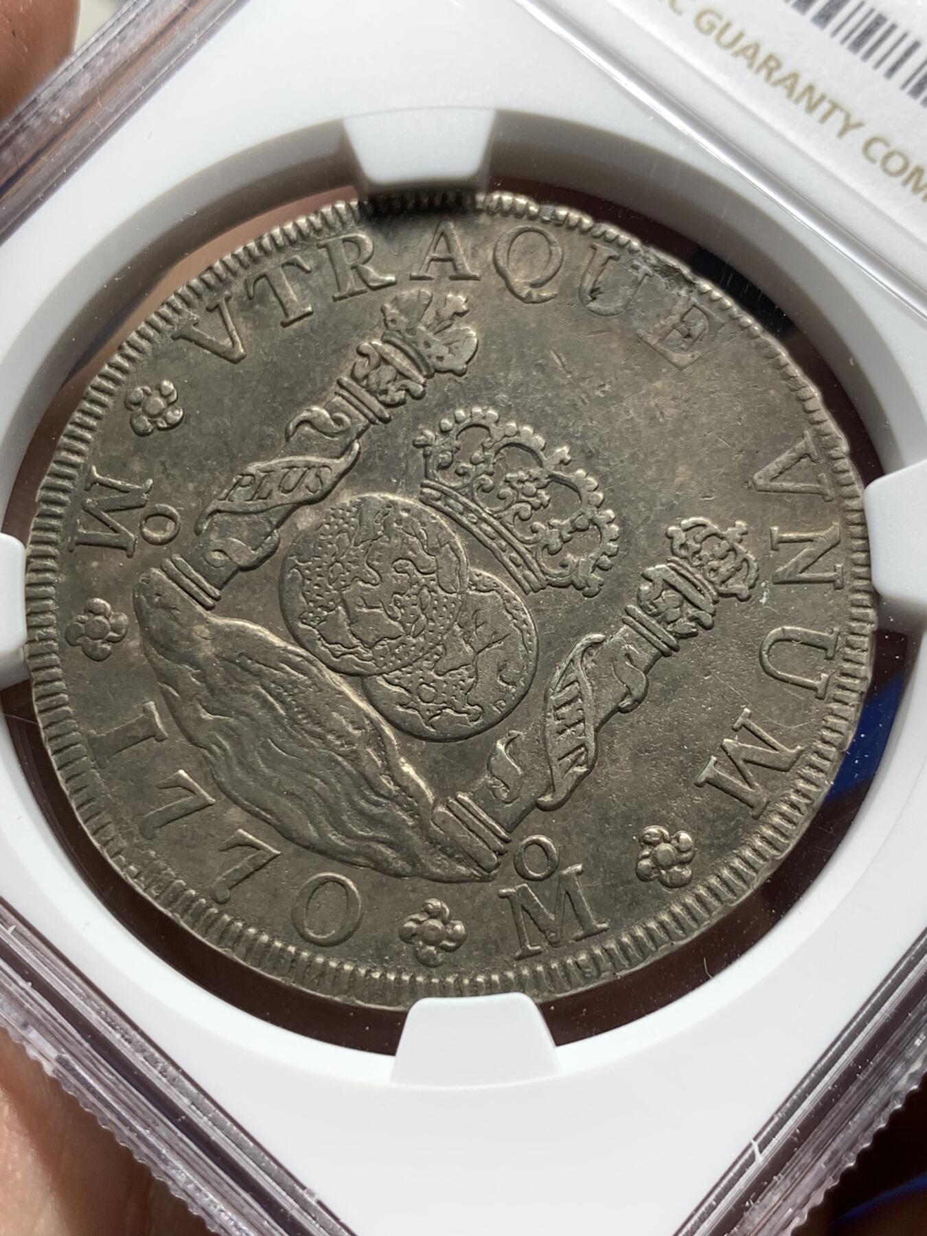 《竞宝斋》第296场- 周日，周一  2场连拍 （全场包邮） NGC XFD 墨西哥1770年卡洛斯三世地球双柱8里亚尔银币 币面全深打 细节好 酱彩黑包浆 味道一流