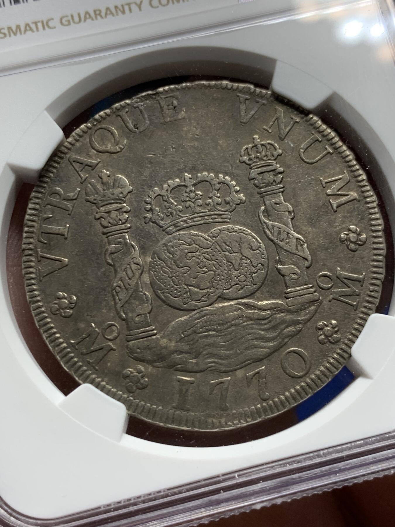 《竞宝斋》第296场- 周日，周一  2场连拍 （全场包邮） NGC XFD 墨西哥1770年卡洛斯三世地球双柱8里亚尔银币 币面全深打 细节好 酱彩黑包浆 味道一流