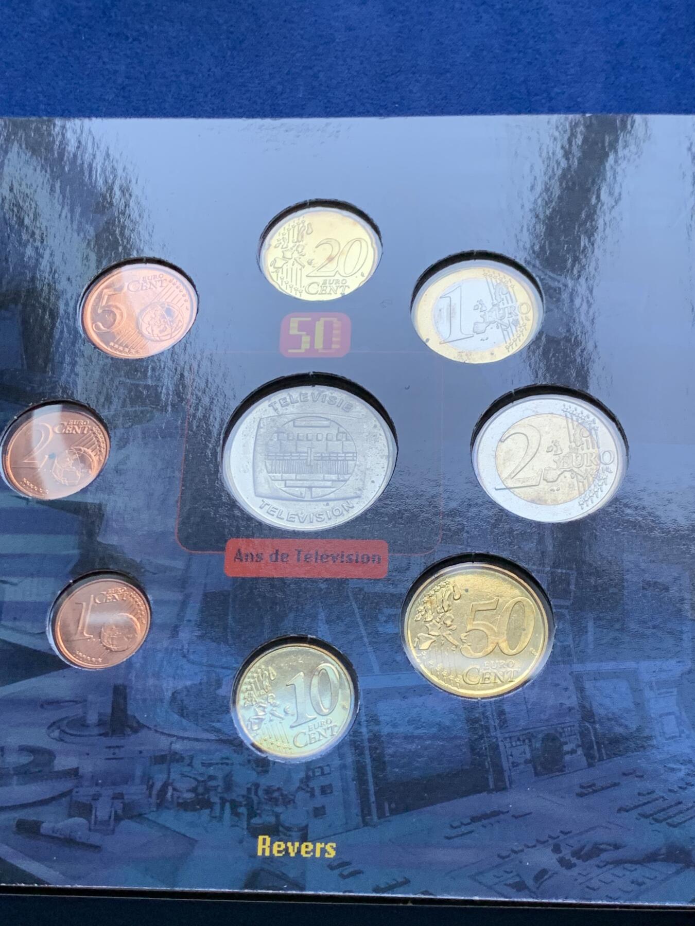 《竞宝斋》第296场- 周日，周一  2场连拍 （全场包邮） 比利时2003年电视50周年2欧元套币 带一枚章