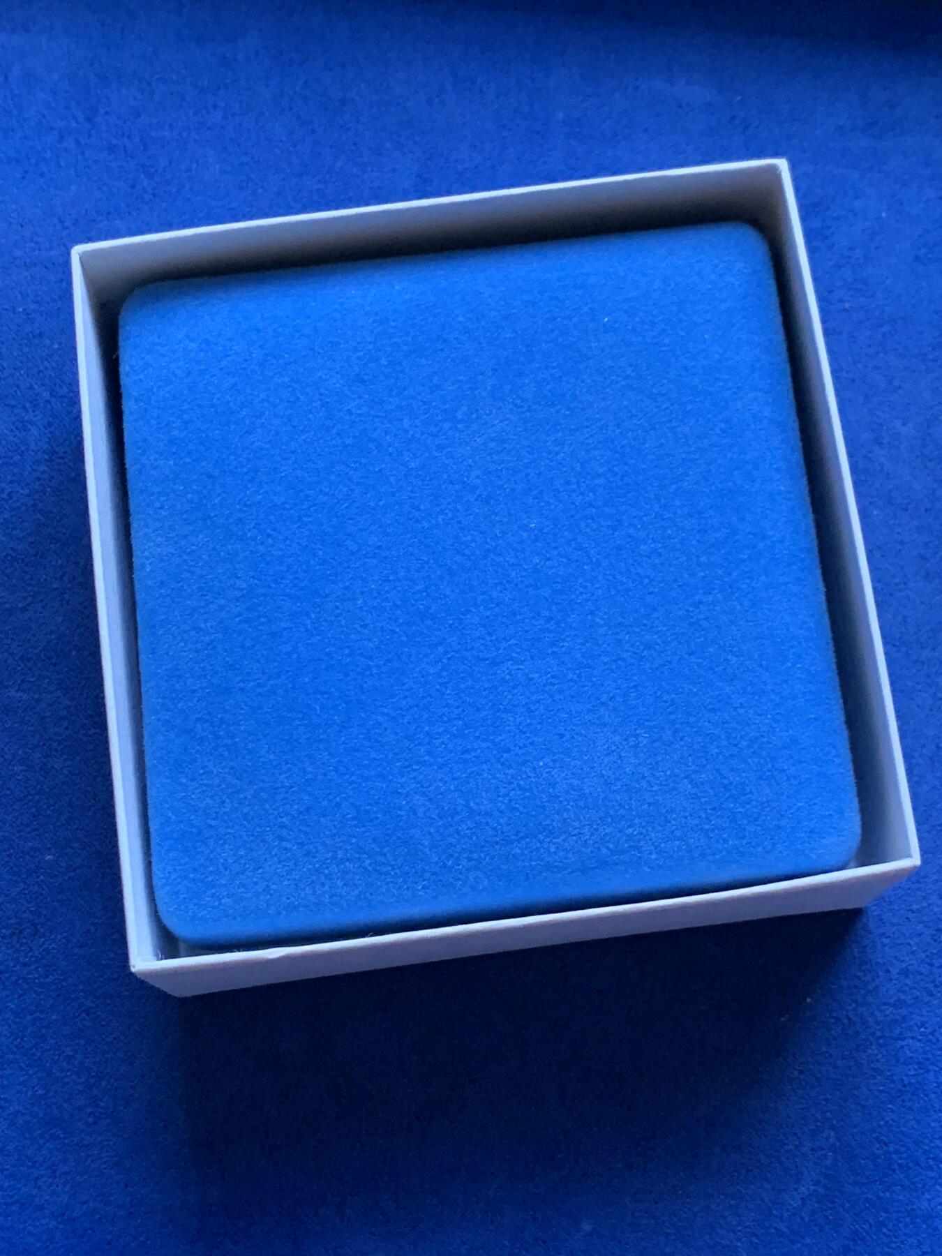 《竞宝斋》第296场- 周日，周一  2场连拍 （全场包邮） 日本2006年国际连合加盟50周年纪念银币 带盒证 31.1克 纯银