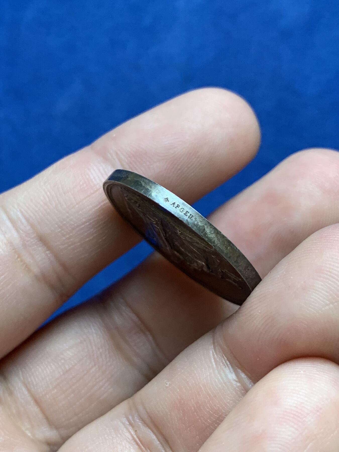 《竞宝斋》第296场- 周日，周一  2场连拍 （全场包邮） 法国基督教婚礼圆型 银质婚章 蜜蜂边铭 27mm 10g 