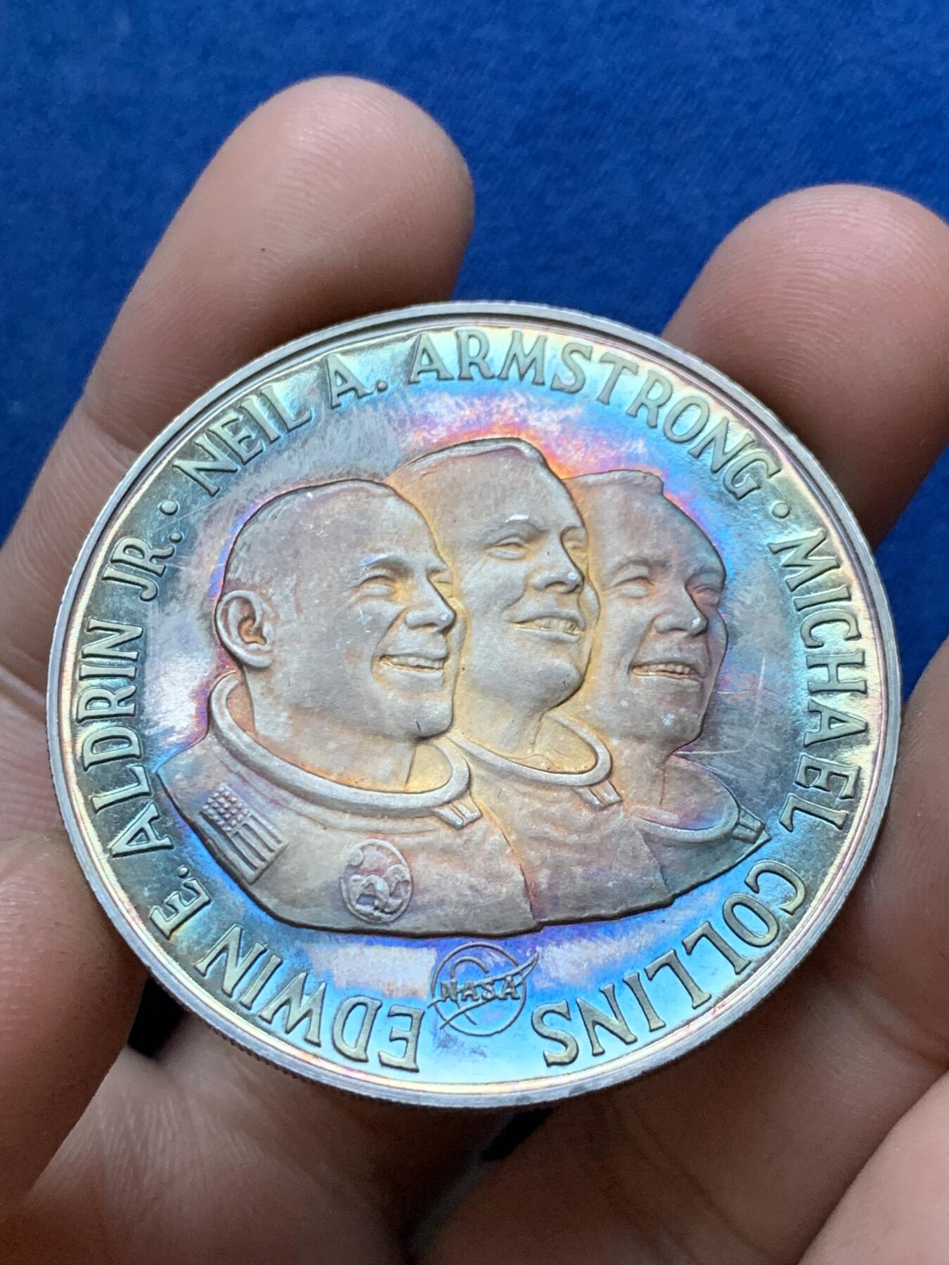 《竞宝斋》第296场- 周日，周一  2场连拍 （全场包邮） 美国 1969年阿波罗11号登月精制银章，五彩包浆，22克原盒