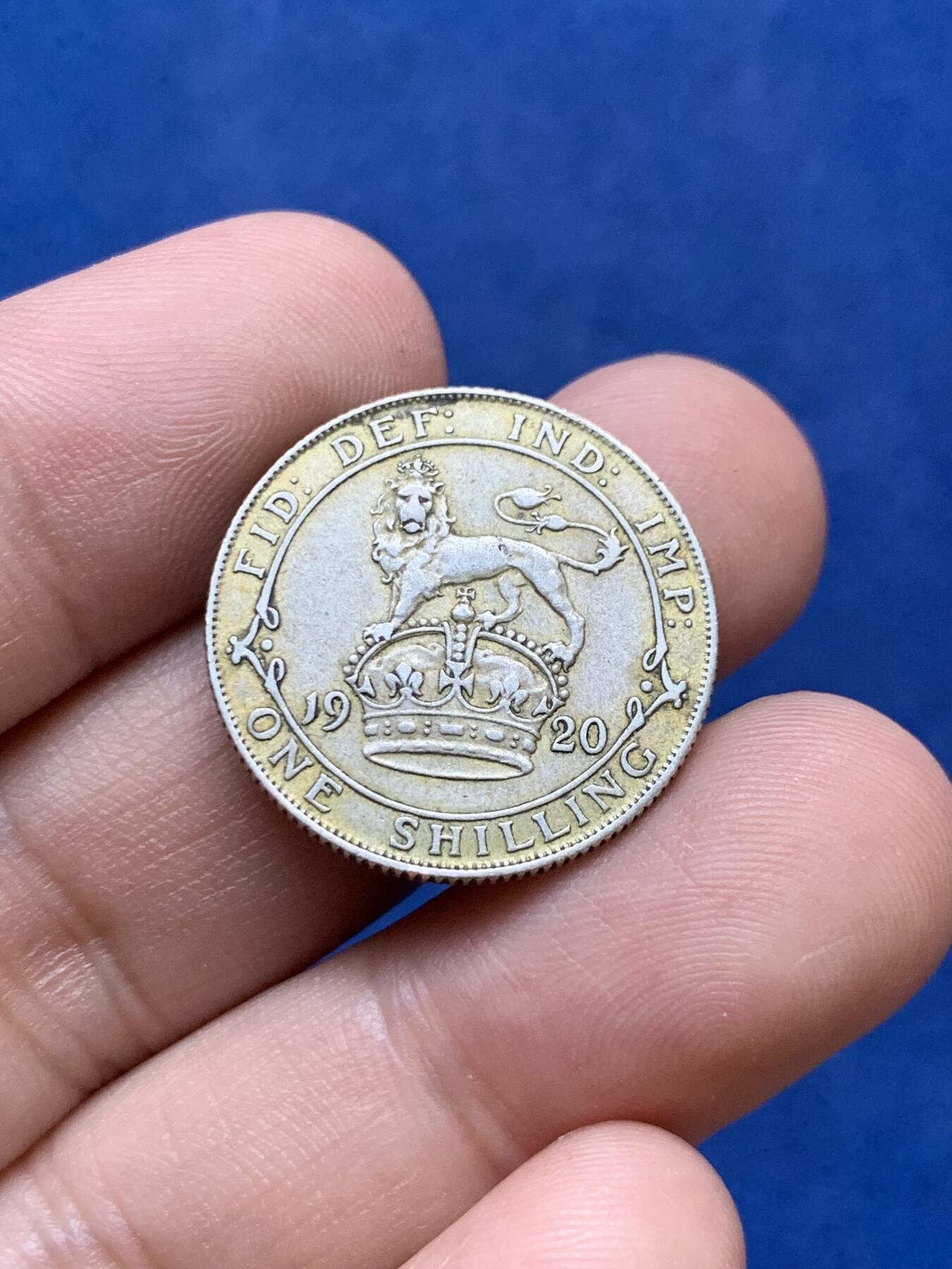 《竞宝斋》第296场- 周日，周一  2场连拍 （全场包邮） 英国 1920年 1先令 乔治五世大头版 银币 金包浆带转光