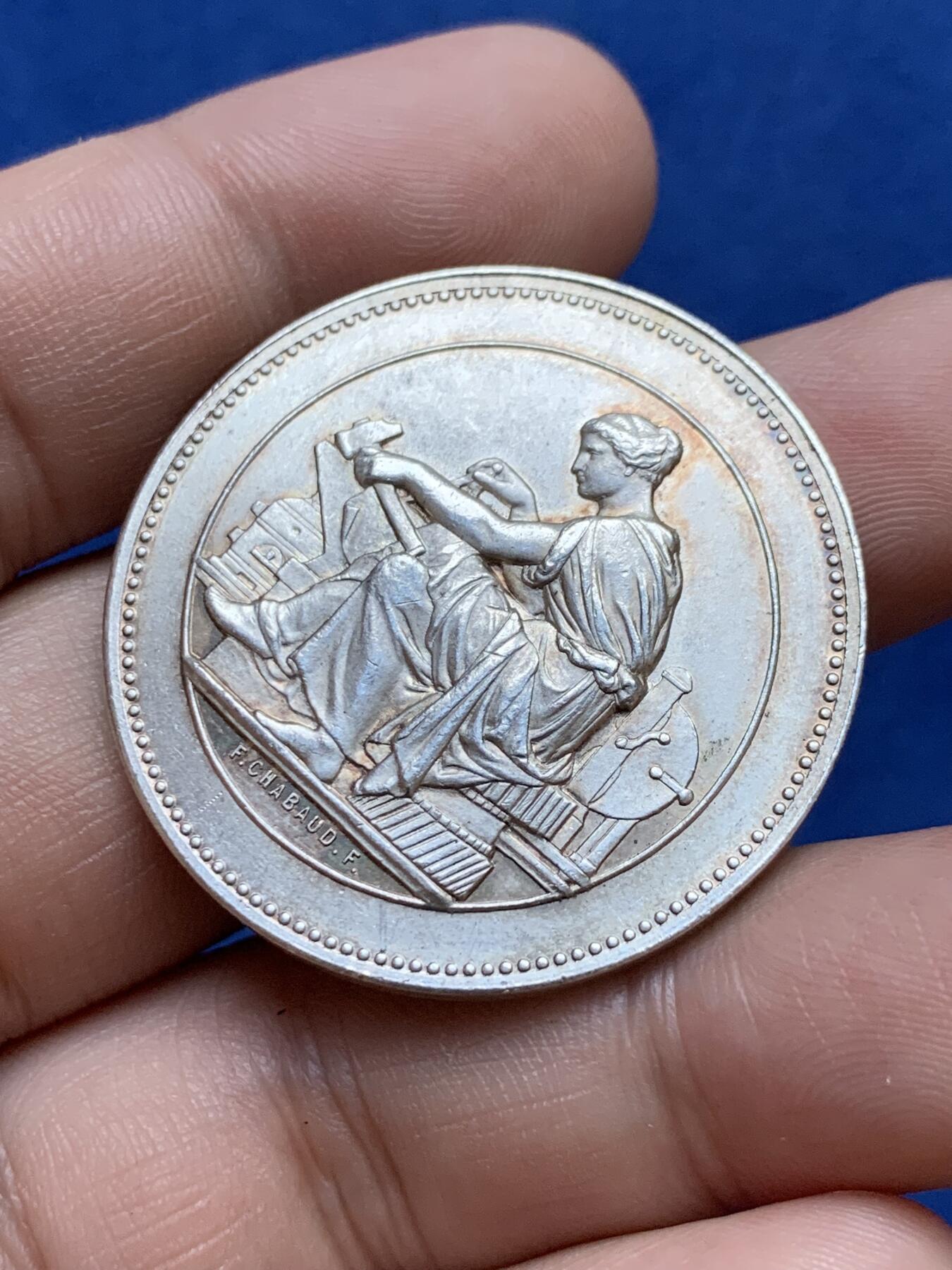 《竞宝斋》第296场- 周日，周一  2场连拍 （全场包邮） 法国里尔工业公司圆型银章 丰饶角边铭  37mm 22.3g