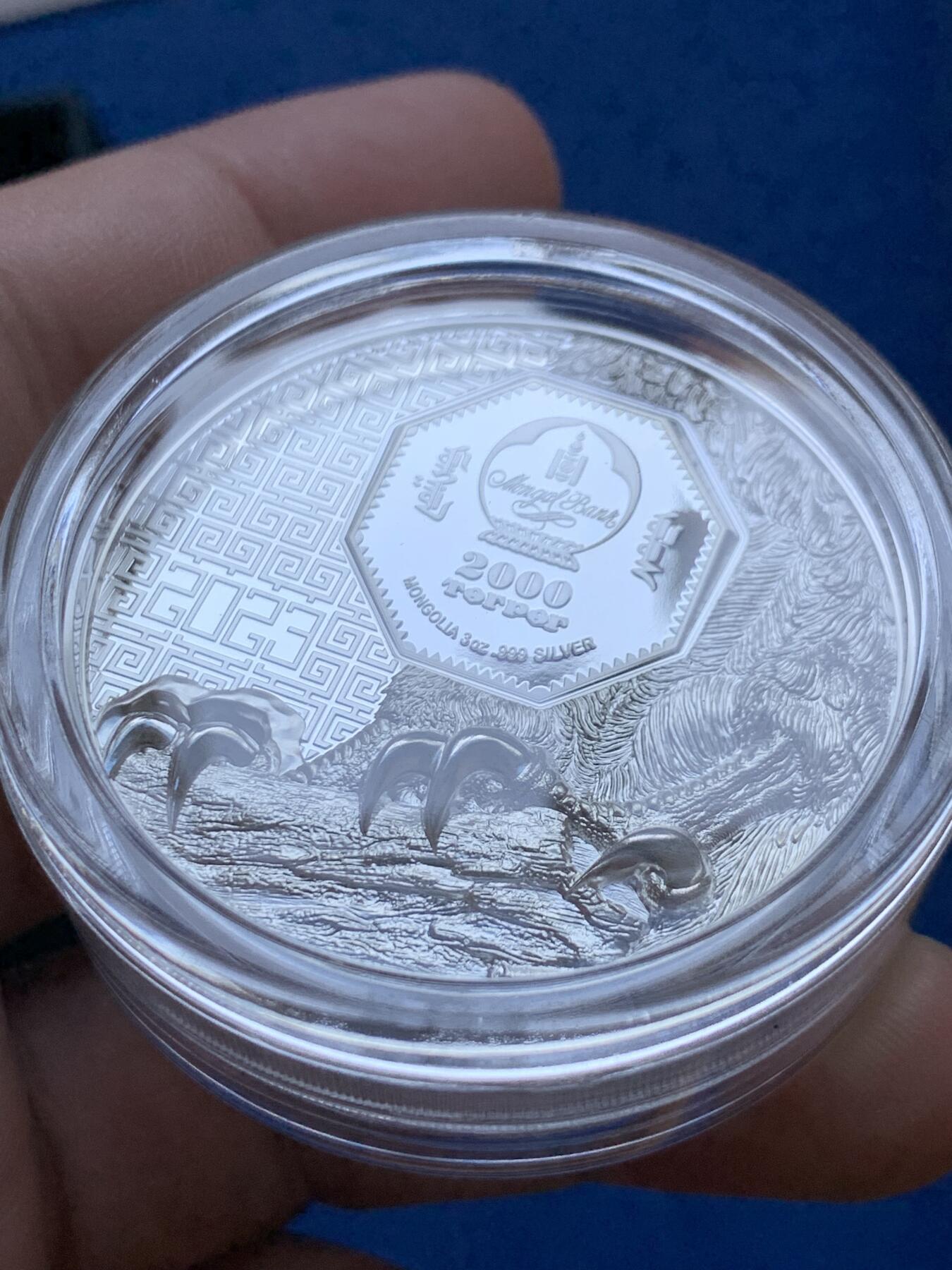《竞宝斋》第296场- 周日，周一  2场连拍 （全场包邮） 蒙古2023年野生动物系列猎鹰2000图格里克（3盎司版本，双面超高浮雕工艺，限量999枚） 盒证齐全 精制币 3盎司 999银 45mm