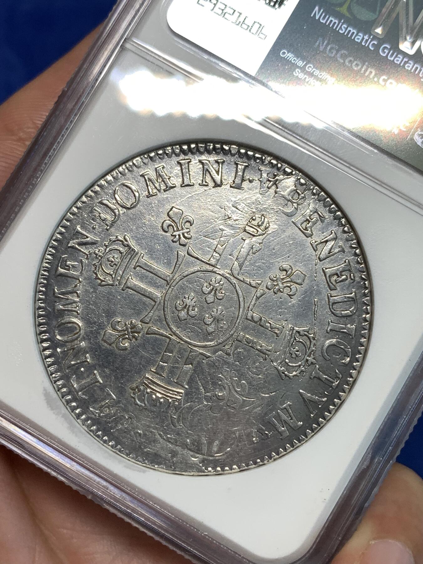 《竞宝斋》第296场- 周日，周一  2场连拍 （全场包邮） NGC XFD 法国1704年路易十四1埃居银币 巴黎厂 R2珍惜度 双面深打.细节完美 严评