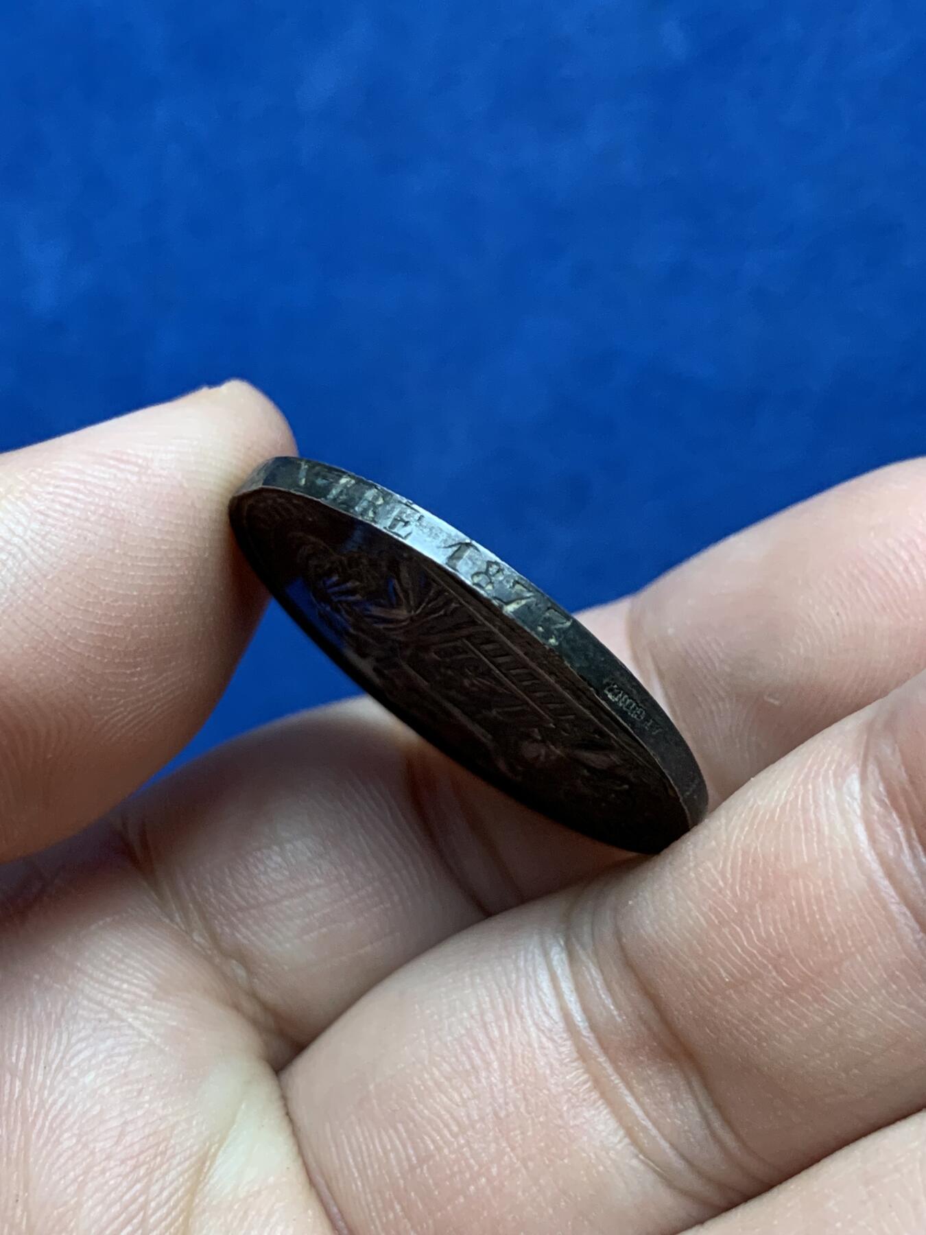 《竞宝斋》第296场- 周日，周一  2场连拍 （全场包邮） 1873年法国婚姻纪念圆型 银质婚章 带边铭 30mm 12g