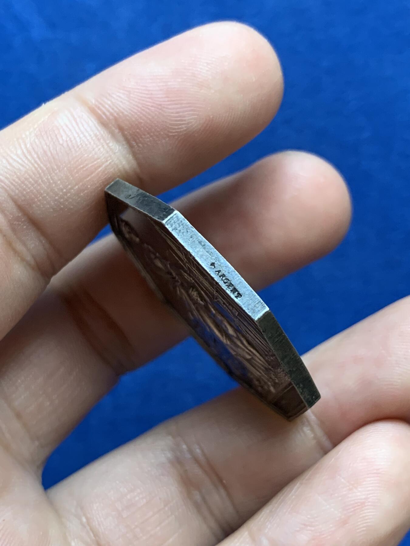 《竞宝斋》第296场- 周日，周一  2场连拍 （全场包邮） 法国 1860-1879 火灾保险 八角银质代市 蜜蜂边铭 底板光洁人物细致非常不错的品种 21.1克 36.5mm