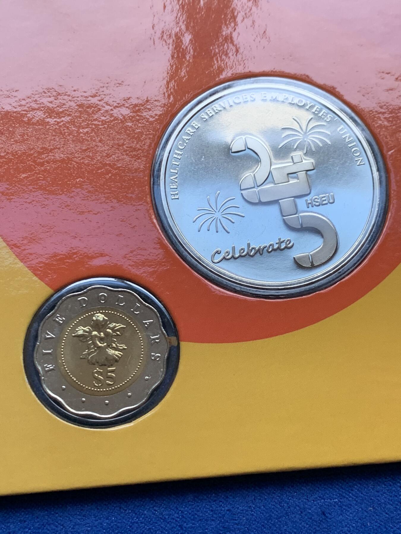 《竞宝斋》第296场- 周日，周一  2场连拍 （全场包邮） 新加坡 2014 双色币+章 卡册