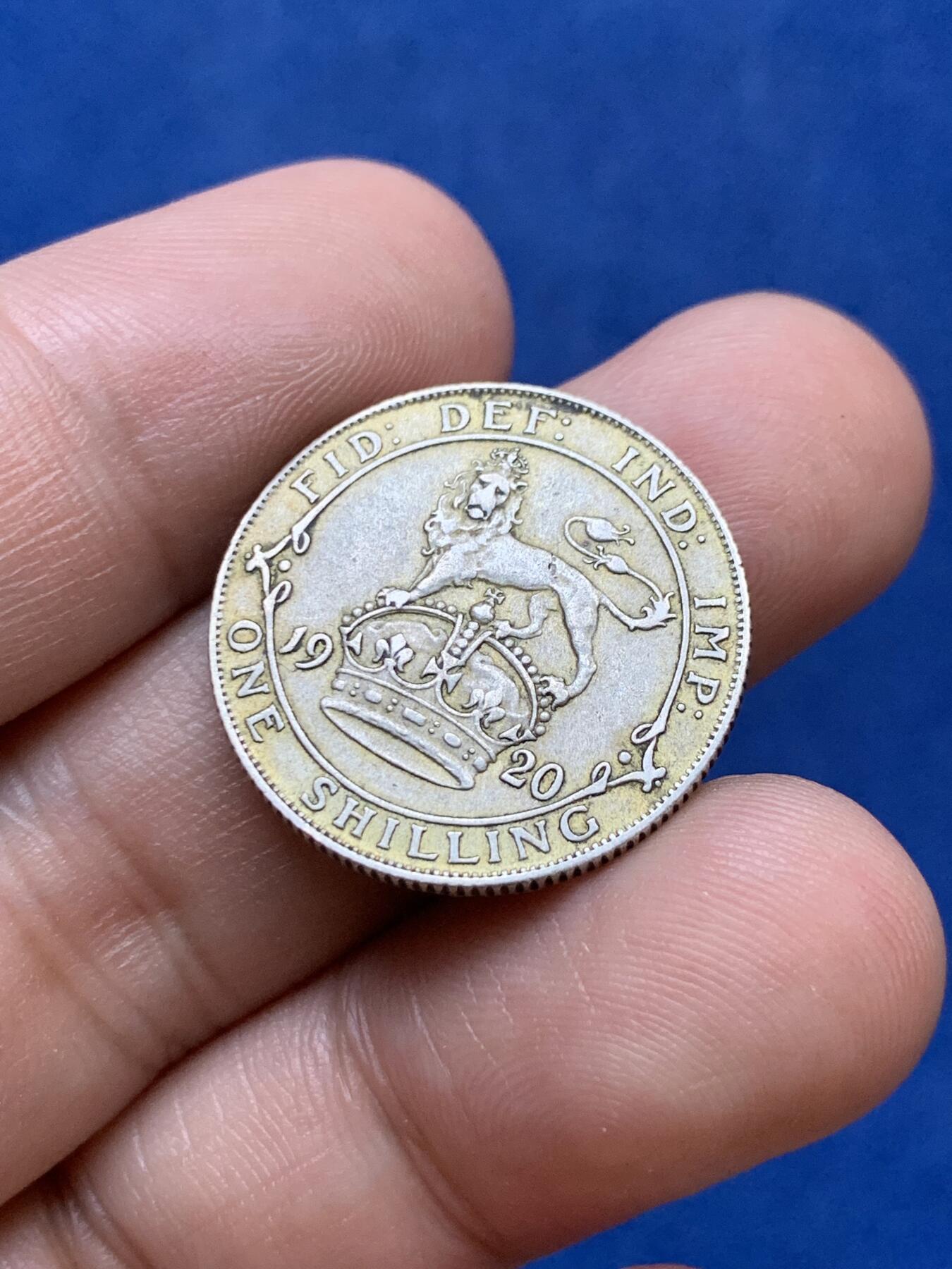 《竞宝斋》第296场- 周日，周一  2场连拍 （全场包邮） 英国 1920年 1先令 乔治五世大头版 银币 金包浆带转光