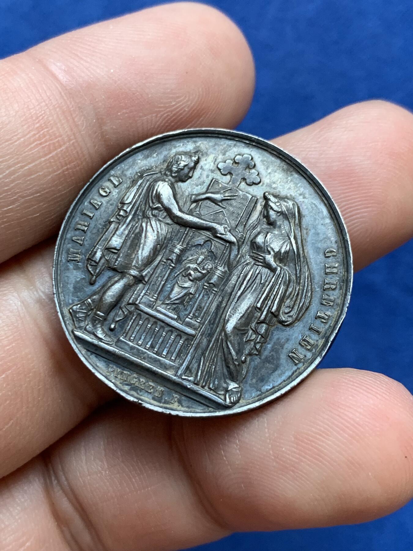 《竞宝斋》第296场- 周日，周一  2场连拍 （全场包邮） 1873年法国婚姻纪念圆型 银质婚章 带边铭 30mm 12g