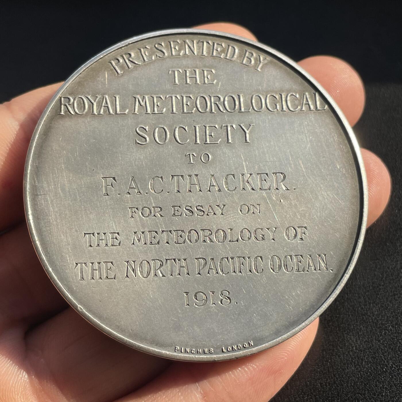「木头集藏」章牌精品专场！ 1918年英国皇家气象学会银章，直径：57mm，109.3g。