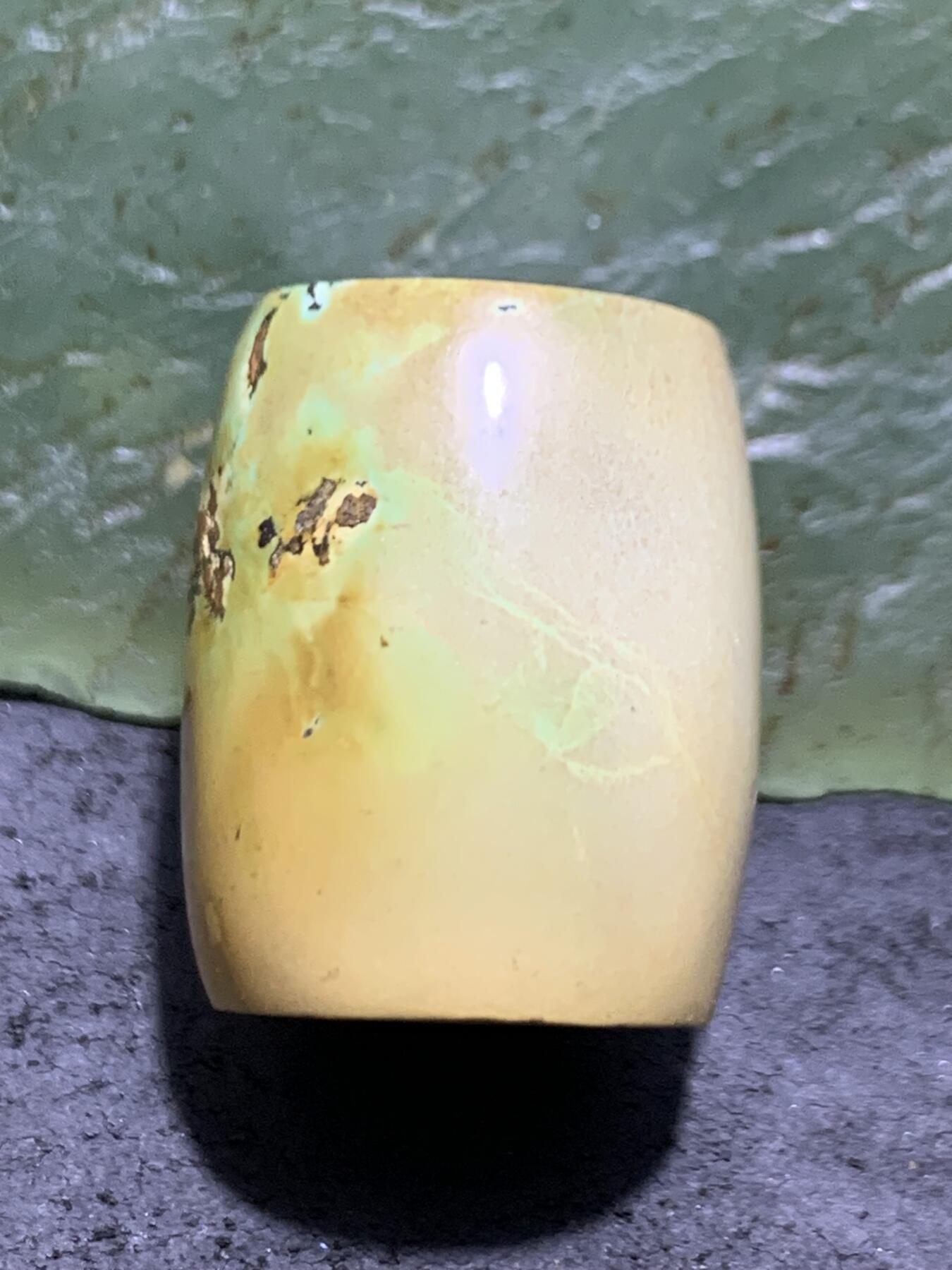 十堰高瓷土豪金俏色松石桶珠一颗