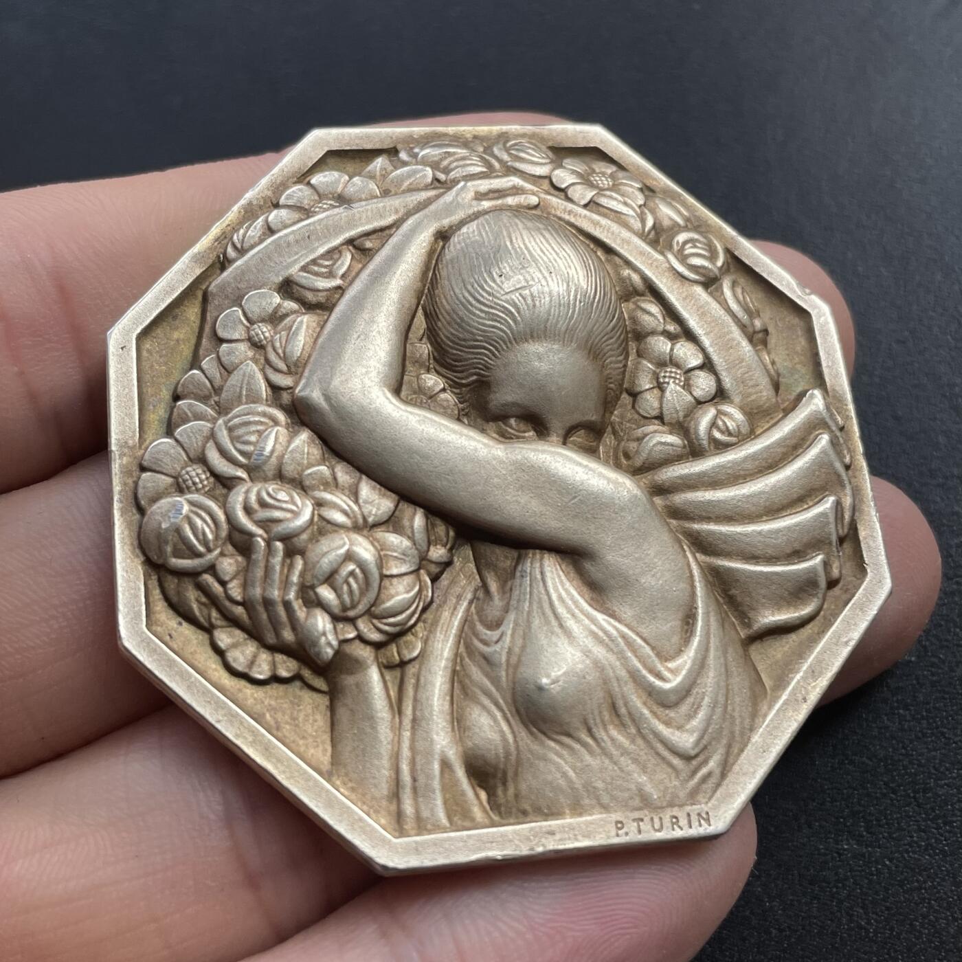 「木头集藏」章牌精品专场！ P.Turin～“持花人”八角银章  直径： 50mm，71.5g，  边铭：丰饶角 2ARGENT 