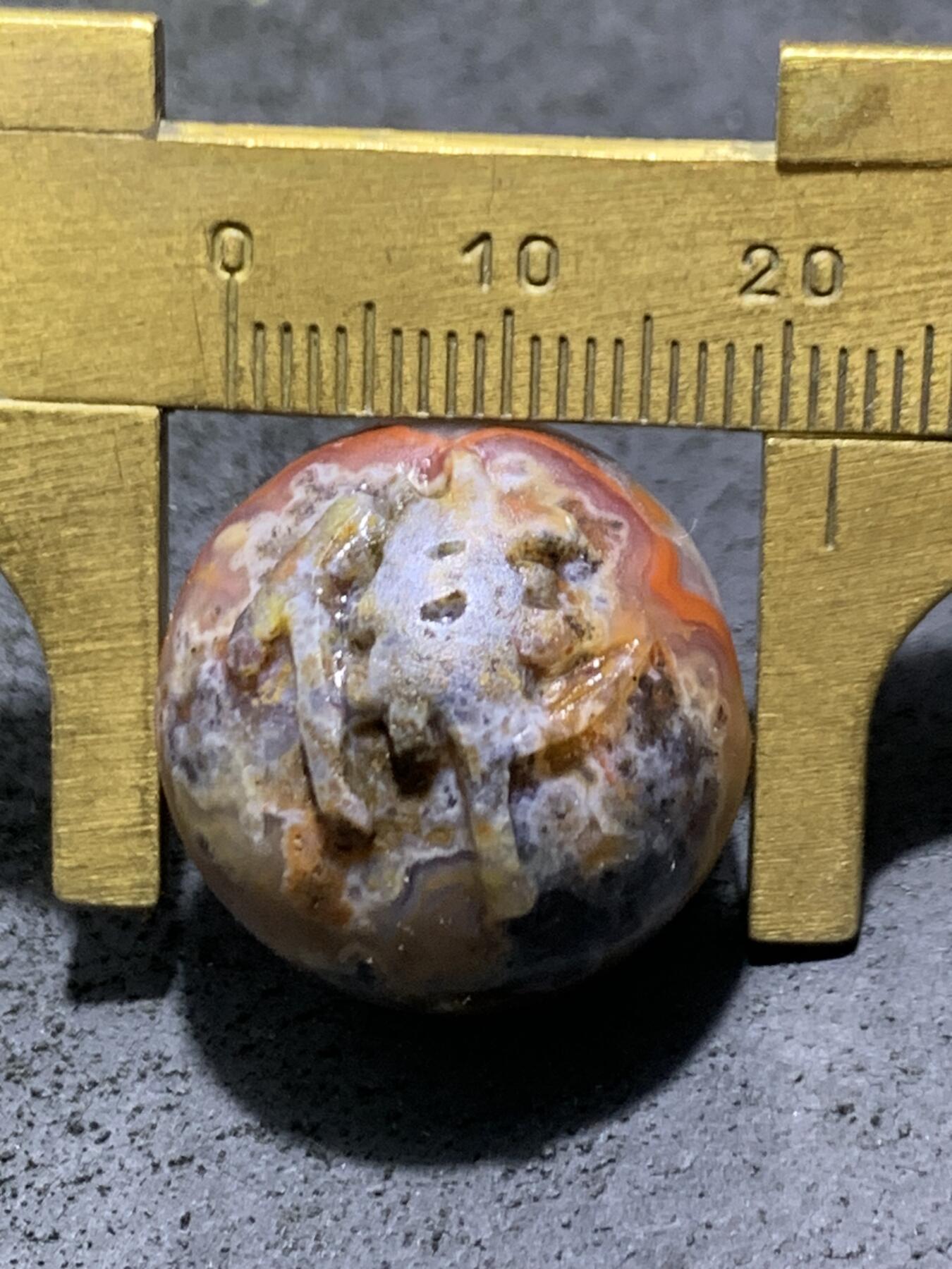 精美亚光冰飘草花纹战国红玛瑙手工雕刻佛字随形珠一颗