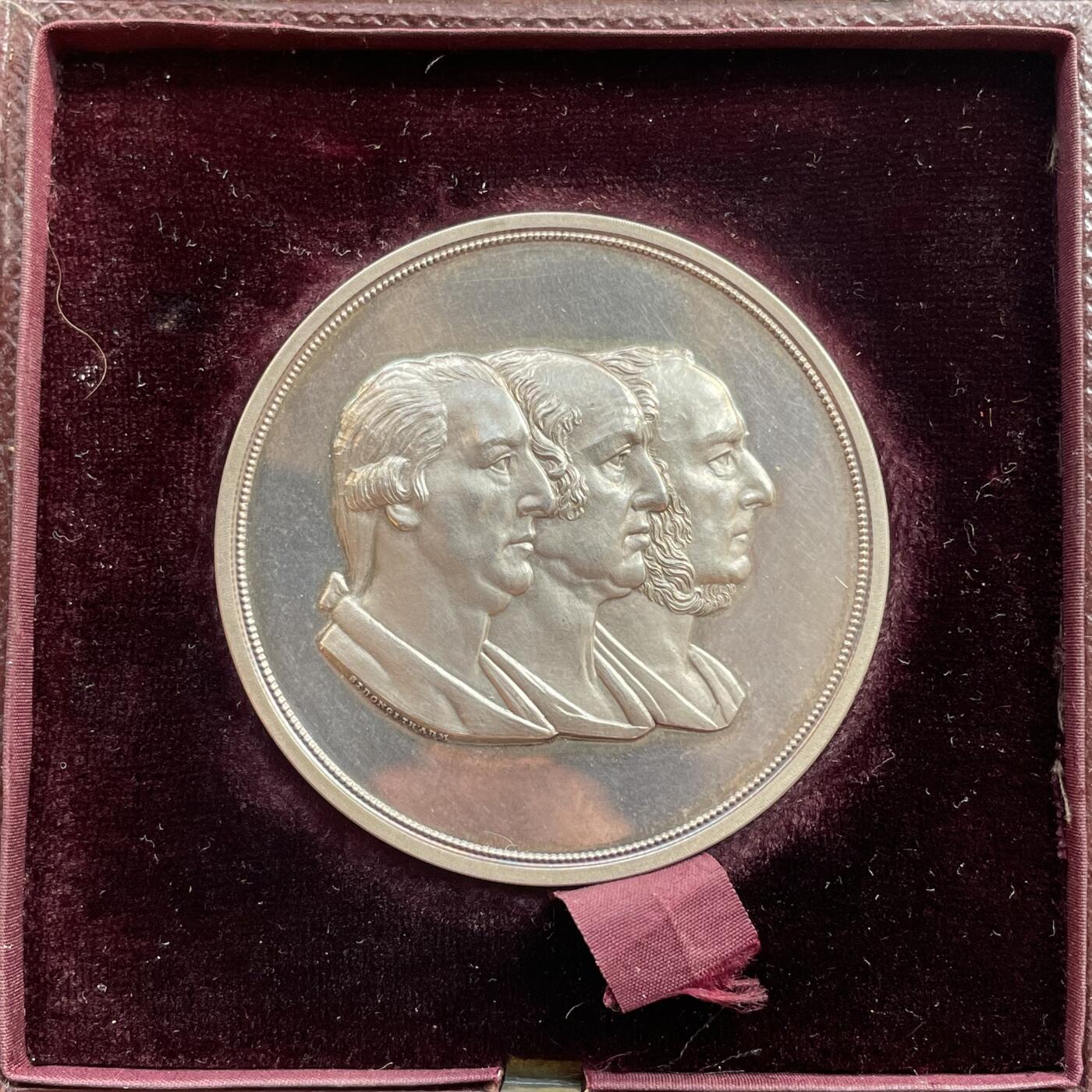 「木头集藏」章牌精品专场！ 1885年英国泰晤士报原盒银章  直径：44.5mm，62.8g，比较厚，精致皮盒正常使用
