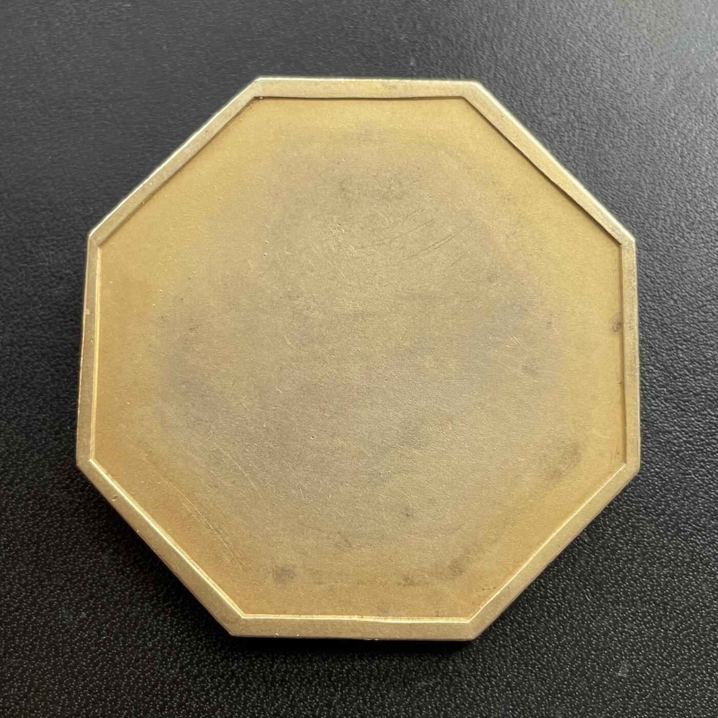 「木头集藏」章牌精品专场！ P.Turin～“持花人”八角银章  直径： 50mm，71.5g，  边铭：丰饶角 2ARGENT 