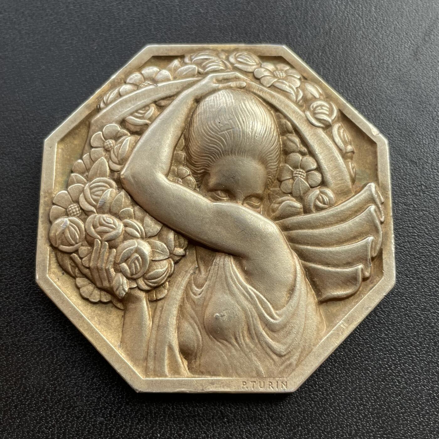 「木头集藏」章牌精品专场！ P.Turin～“持花人”八角银章  直径： 50mm，71.5g，  边铭：丰饶角 2ARGENT 