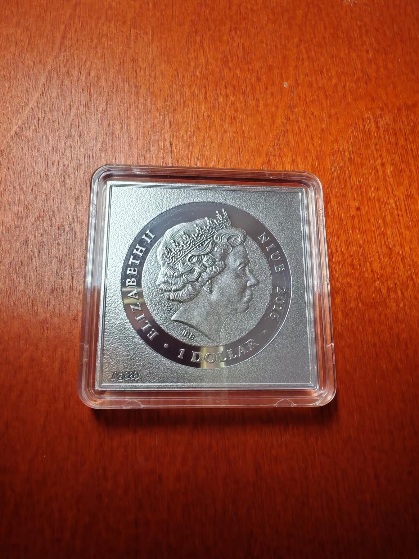 长老汇龙年精选第二十一场拍卖 2017纽埃基督的降临1元方形彩色精制银币，有证书，999枚