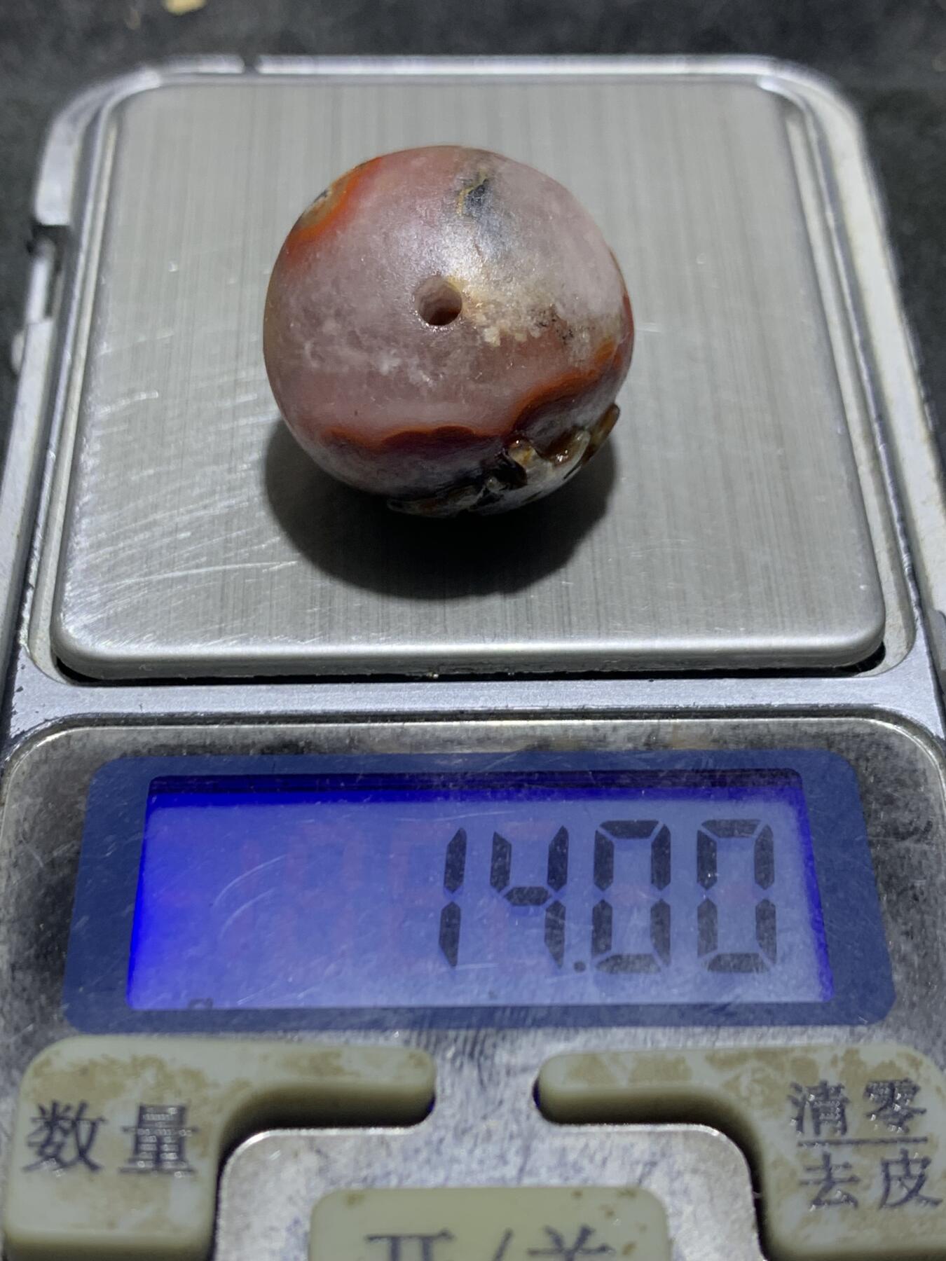 精美亚光冰飘草花纹战国红玛瑙手工雕刻佛字随形珠一颗