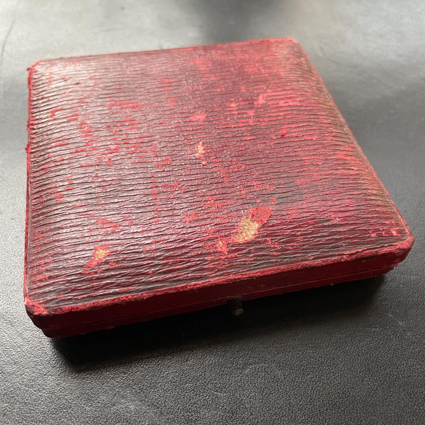 「木头集藏」章牌精品专场！ Emil Fuchs～1902年英国布尔战争和平协定纪念银章，Elkington造币厂铸造，直径：70mm，140g，带Elkington造币厂原盒。这枚章小尺寸的常见一些，70mm的大银章非常罕见，拍卖成交价格（包括佣金）大多在1万元人民币左右（见拍卖成交截图）。
