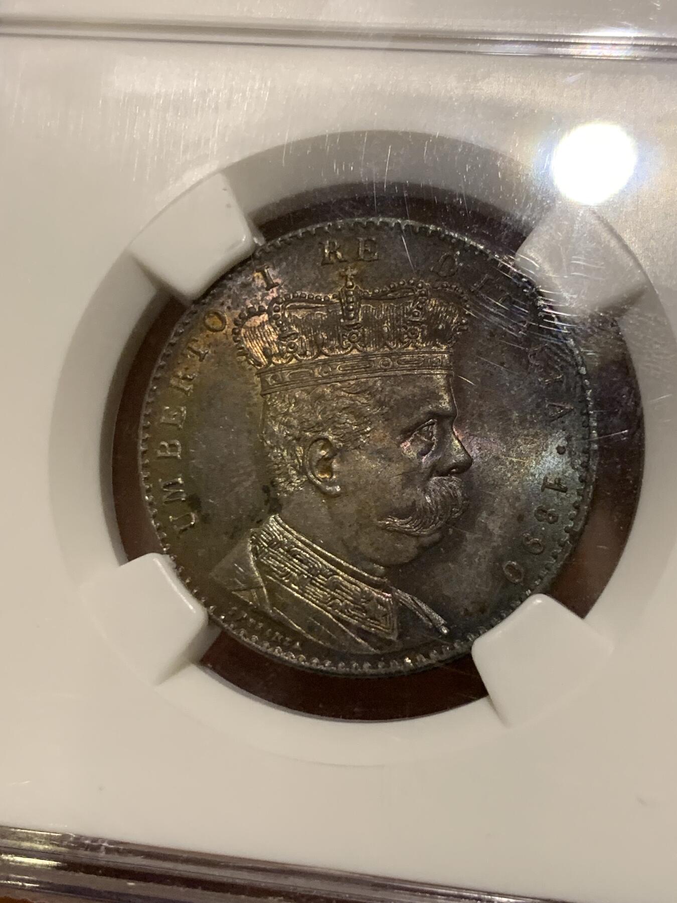 《竞宝斋》第297场- 周日，周一  2场连拍 （全场包邮） NGC 3枚一组 意属厄立特里亚 1890 50C，1里拉，2里拉辅币一套。最顶级的状态，著名的Millenia旧藏。50c的63分，1里拉64分，2里拉65分。包浆一致，绚丽五彩。附上最近这三个品种的价格，1里拉还是62分的，三枚一共要两万六千多人民币。
