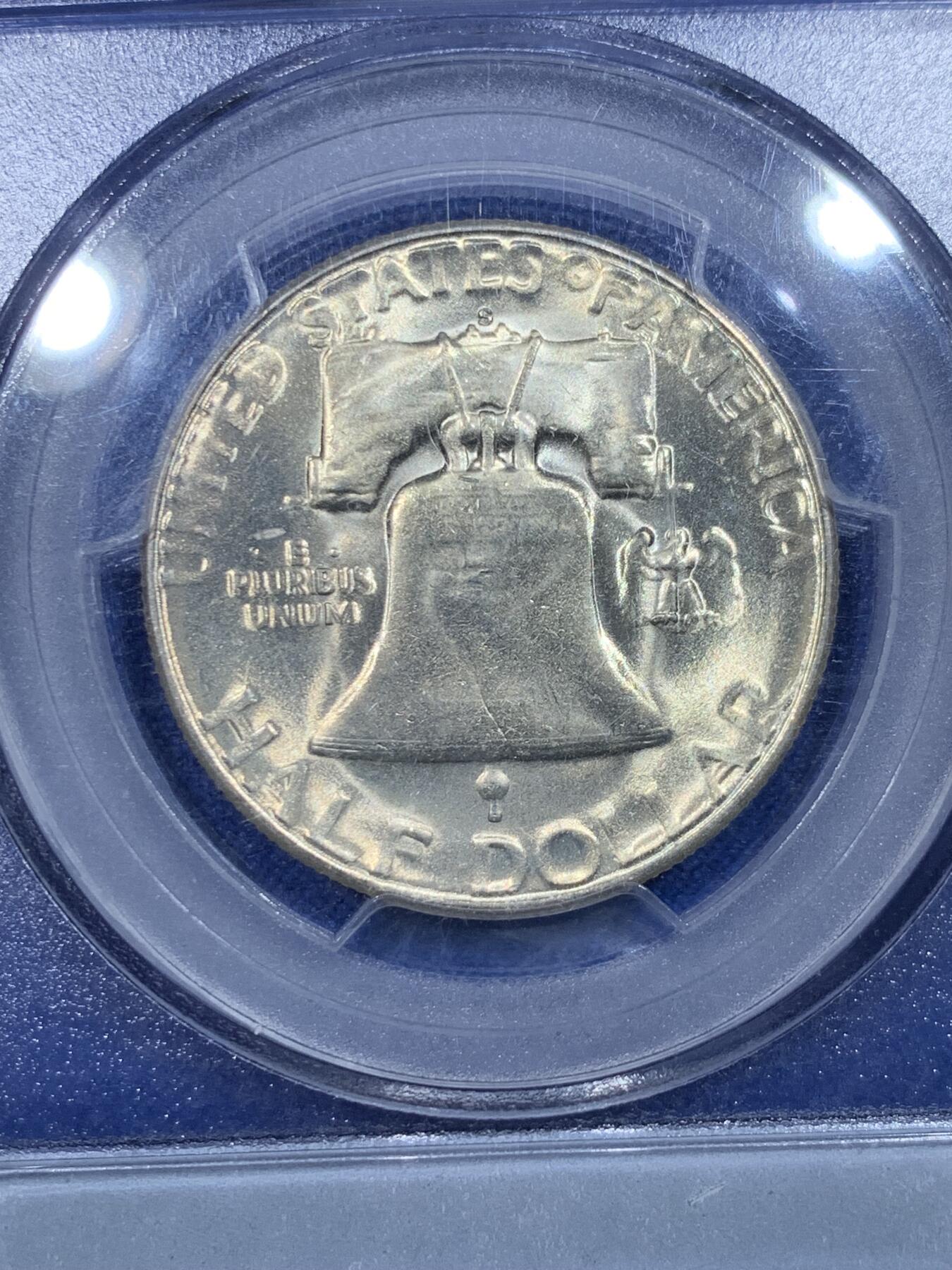 《竞宝斋》第297场- 周日，周一  2场连拍 （全场包邮） PCGS MS64 美国1954年富兰克林半美元50C，洛杉矶厂铸造。正面是本杰明·富兰克林的头像，背面为举世闻名的自由钟。整体金黄包浆，黄油原光充足，品相非常好。P盒老盒严评，官网指导价260CNY。