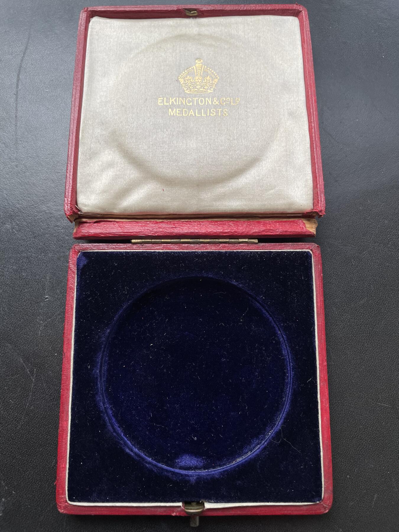 「木头集藏」章牌精品专场！ Emil Fuchs～1902年英国布尔战争和平协定纪念银章，Elkington造币厂铸造，直径：70mm，140g，带Elkington造币厂原盒。这枚章小尺寸的常见一些，70mm的大银章非常罕见，拍卖成交价格（包括佣金）大多在1万元人民币左右（见拍卖成交截图）。