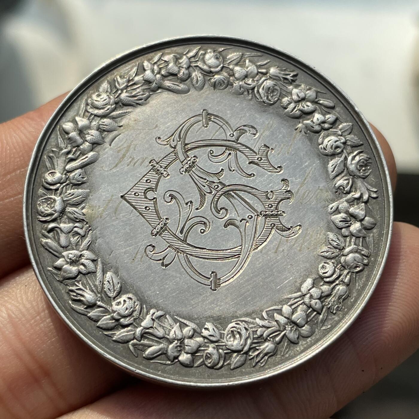 「木头集藏」章牌精品专场！ 1919年法国婚礼银章   直径：41mm，30.7g，背面与侧面花体刻字很漂亮。