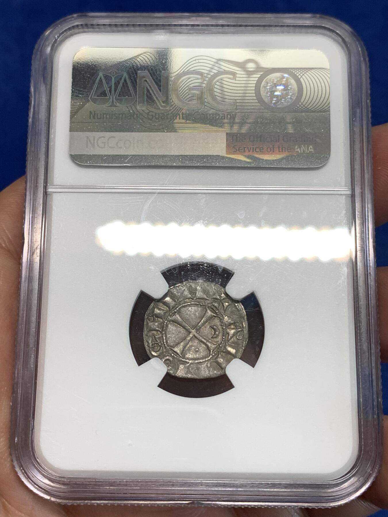 《竞宝斋》第297场- 周日，周一  2场连拍 （全场包邮） NGC AU50 中世纪十字军国家安条克公国1163-1201年第纳尔银币。发行者是博希蒙德三世，正面是经典的士兵身着锁子甲，头戴十字架头盔，铭文：BOANVIIDVS（博希蒙德）；背面是十字架和星月标志，铭文：AIITIOCIIIA（安条克）。非常经典的品种，打制清晰，图案完整，包浆均匀自然。