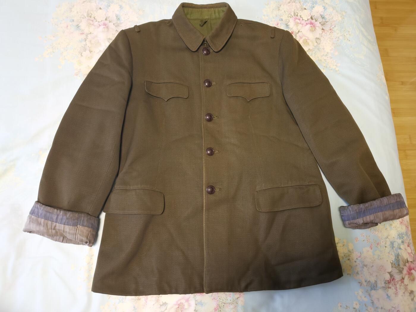 勋章专场 64年产55式马裤呢军服内衬羽纱料，有花袖，正宗的五五式军服有使用痕迹肩宽44，袖长62，胸围106，衣长75