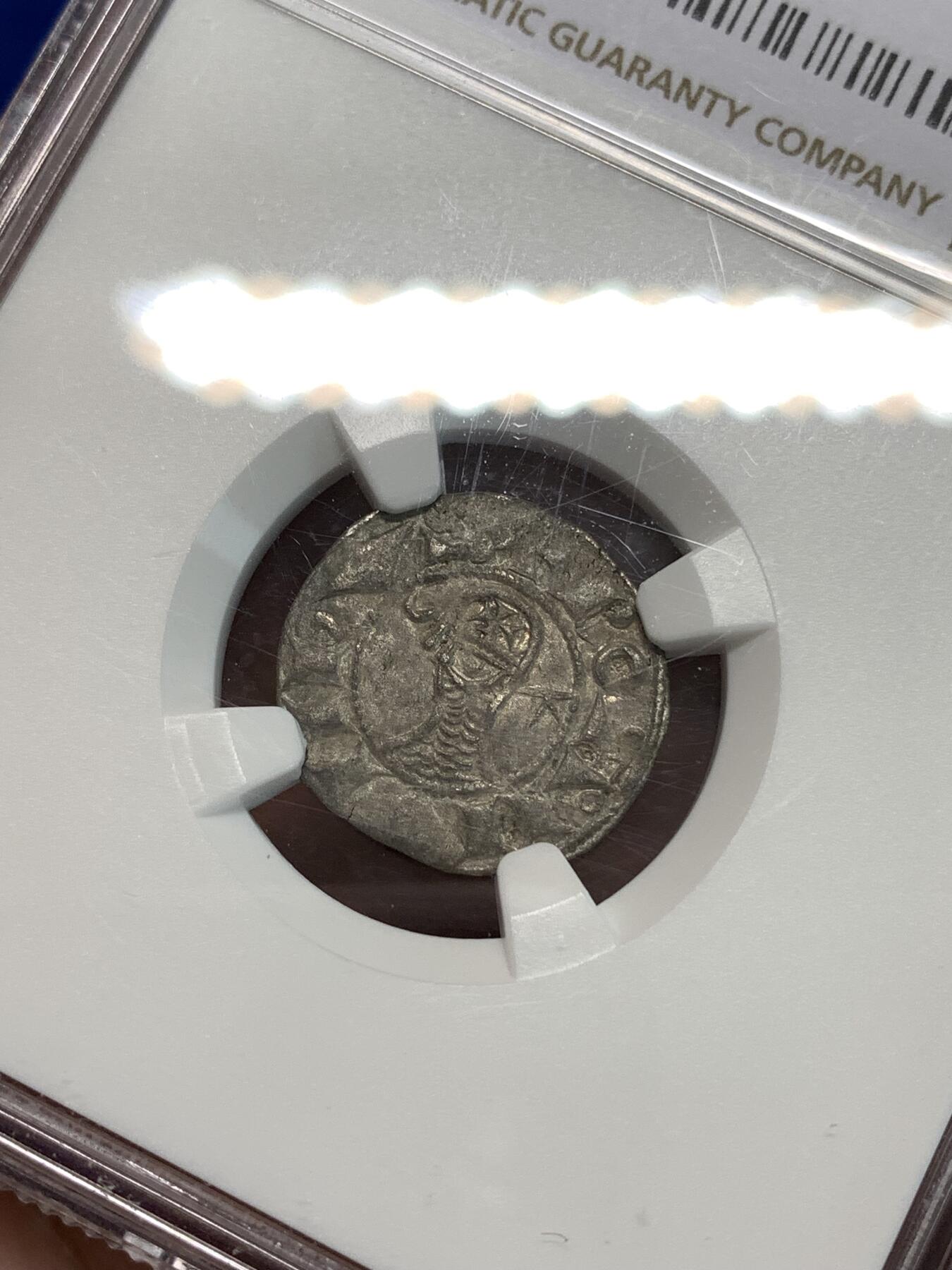 《竞宝斋》第297场- 周日，周一  2场连拍 （全场包邮） NGC AU50 中世纪十字军国家安条克公国1163-1201年第纳尔银币。发行者是博希蒙德三世，正面是经典的士兵身着锁子甲，头戴十字架头盔，铭文：BOANVIIDVS（博希蒙德）；背面是十字架和星月标志，铭文：AIITIOCIIIA（安条克）。非常经典的品种，打制清晰，图案完整，包浆均匀自然。