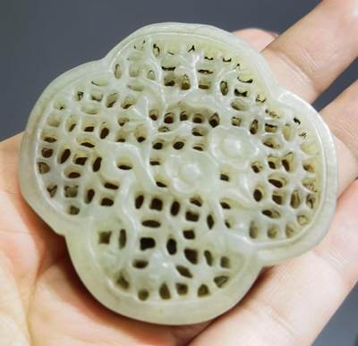 旧藏和田玉双面镂空精雕玉牌 旧藏和田玉双面镂空精雕玉牌