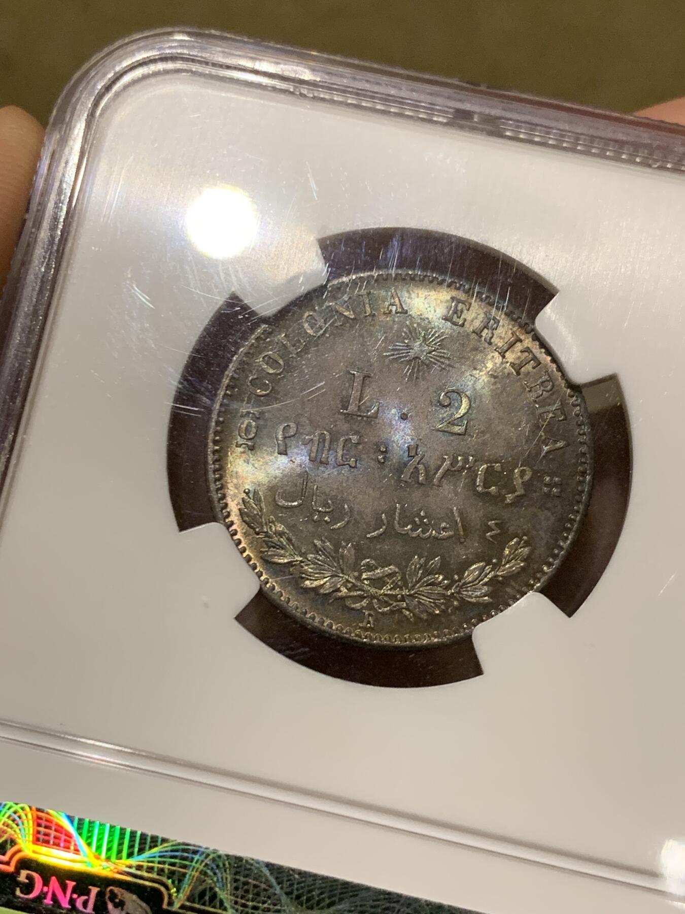 《竞宝斋》第297场- 周日，周一  2场连拍 （全场包邮） NGC 3枚一组 意属厄立特里亚 1890 50C，1里拉，2里拉辅币一套。最顶级的状态，著名的Millenia旧藏。50c的63分，1里拉64分，2里拉65分。包浆一致，绚丽五彩。附上最近这三个品种的价格，1里拉还是62分的，三枚一共要两万六千多人民币。