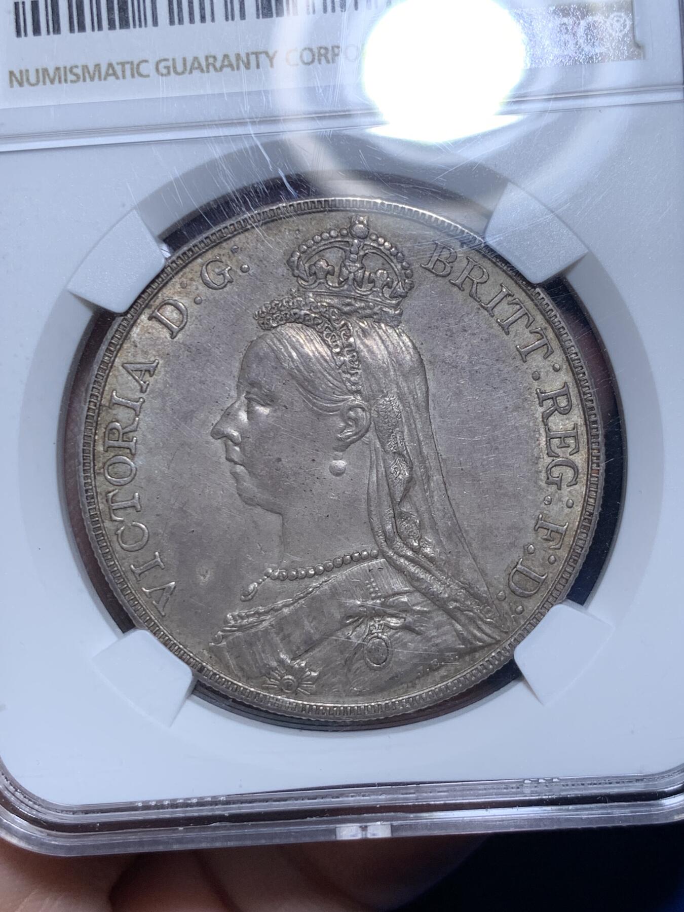 《竞宝斋》第297场- 周日，周一  2场连拍 （全场包邮） NGC MS63 英国1887维多利亚高冠马剑 原味老包浆 底板干净没有任何划痕